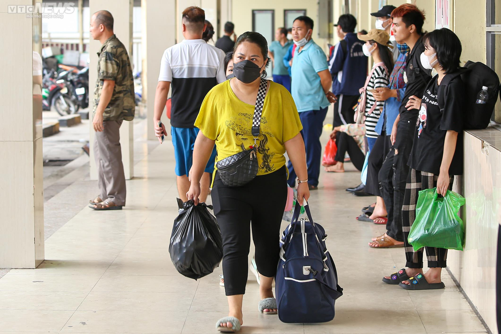 Ảnh: Người dân lỉnh kỉnh đồ đạc rời Thủ đô nghỉ lễ 2/9 - 4