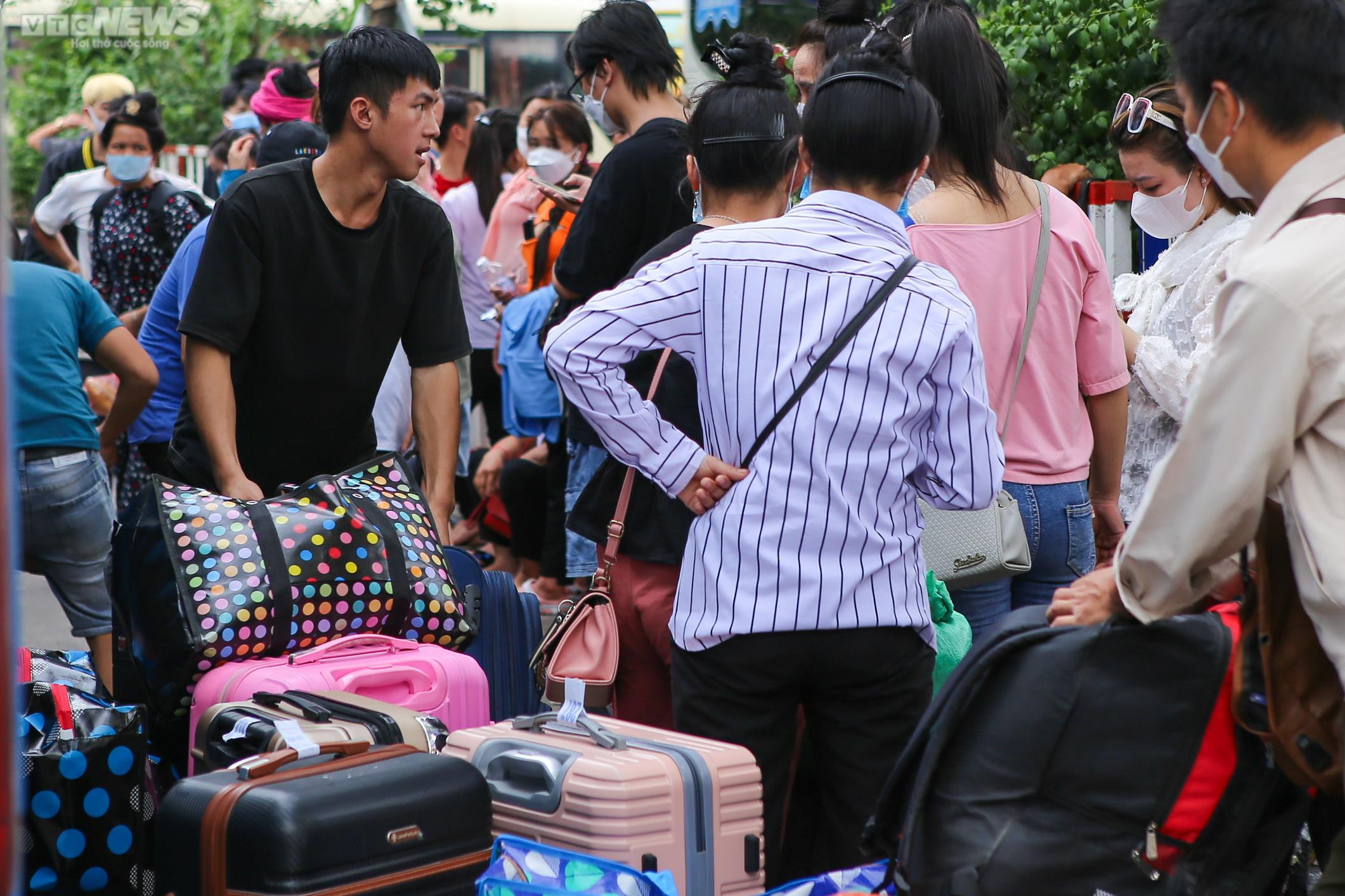 Ảnh: Người dân lỉnh kỉnh đồ đạc rời Thủ đô nghỉ lễ 2/9 - 3