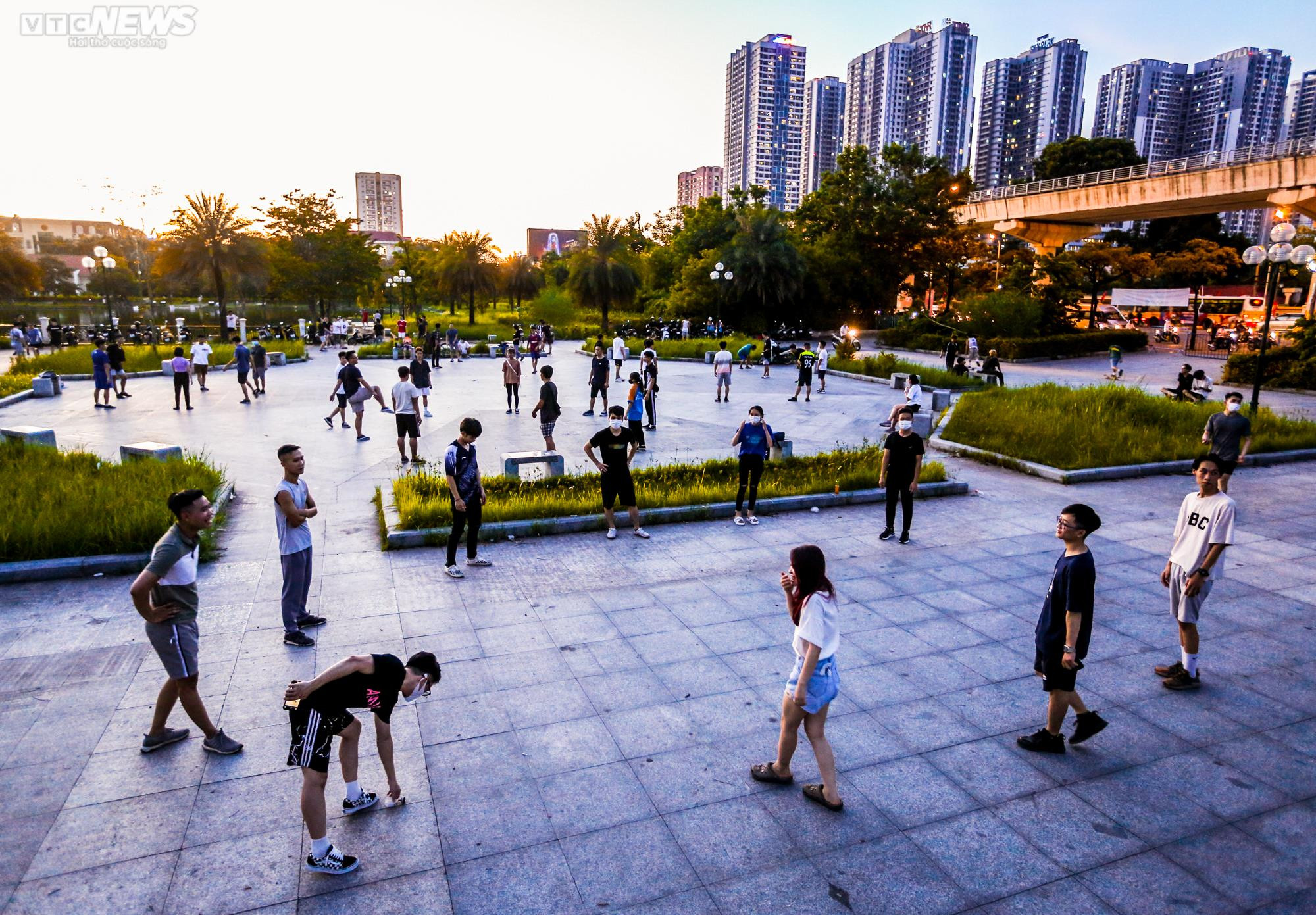 Ảnh: Công viên Mai Dịch 'hồi sinh', người dân Thủ đô háo hức đến tập thể dục - 19