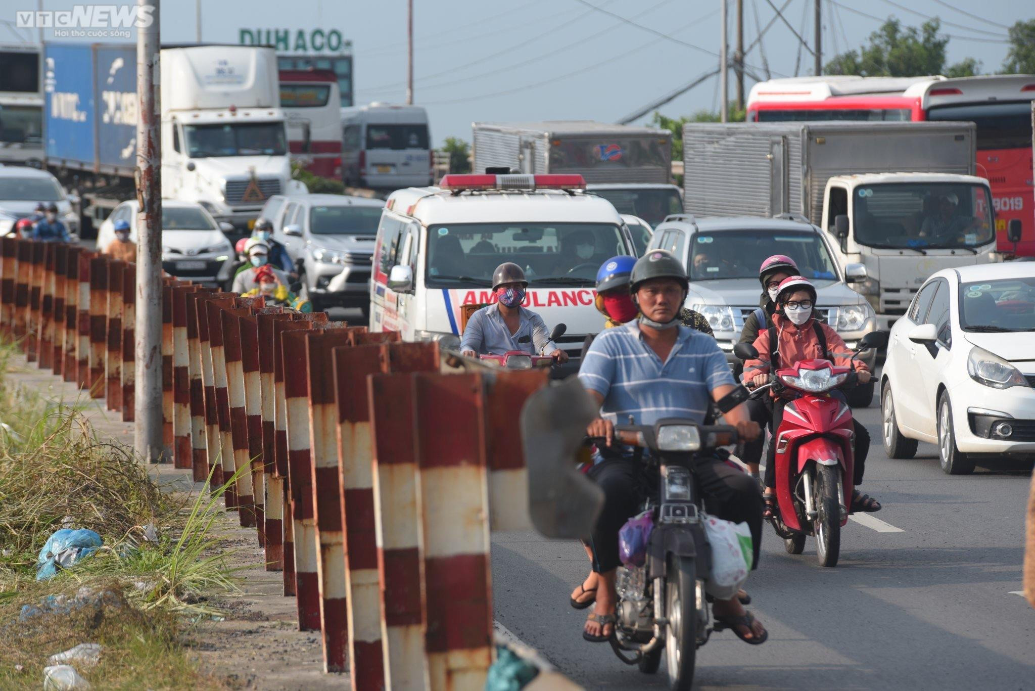 Người dân ùn ùn đổ về nghỉ lễ, cửa ngõ Hà Nội và TP.HCM ùn tắc kéo dài - 15