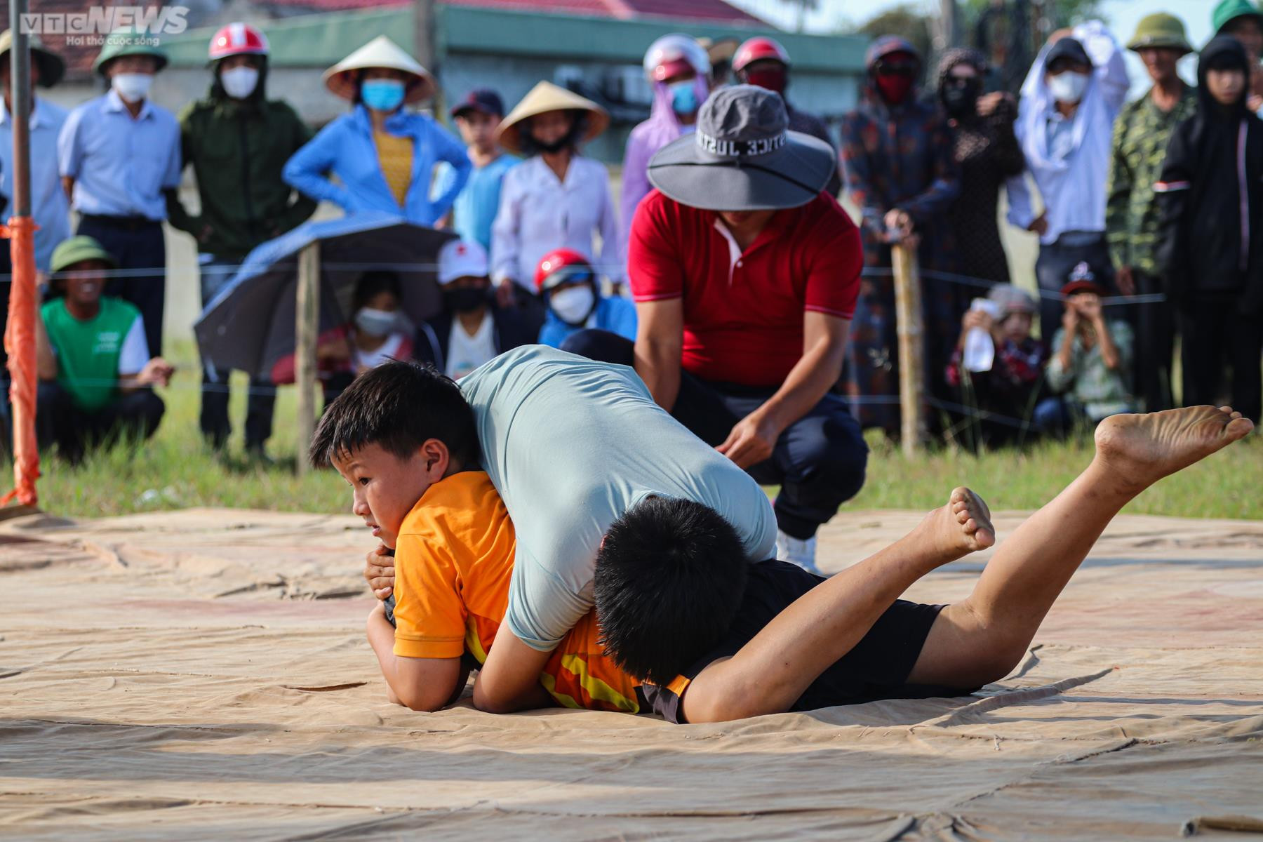 Ảnh: Nghìn người tham dự hội đấu vật độc đáo nhất Hà Tĩnh - 11