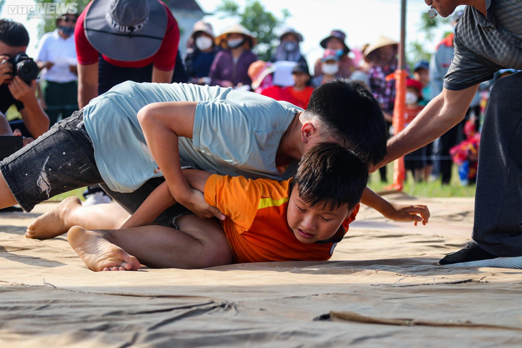 Ảnh: Nghìn người tham dự hội đấu vật độc đáo nhất Hà Tĩnh - 10