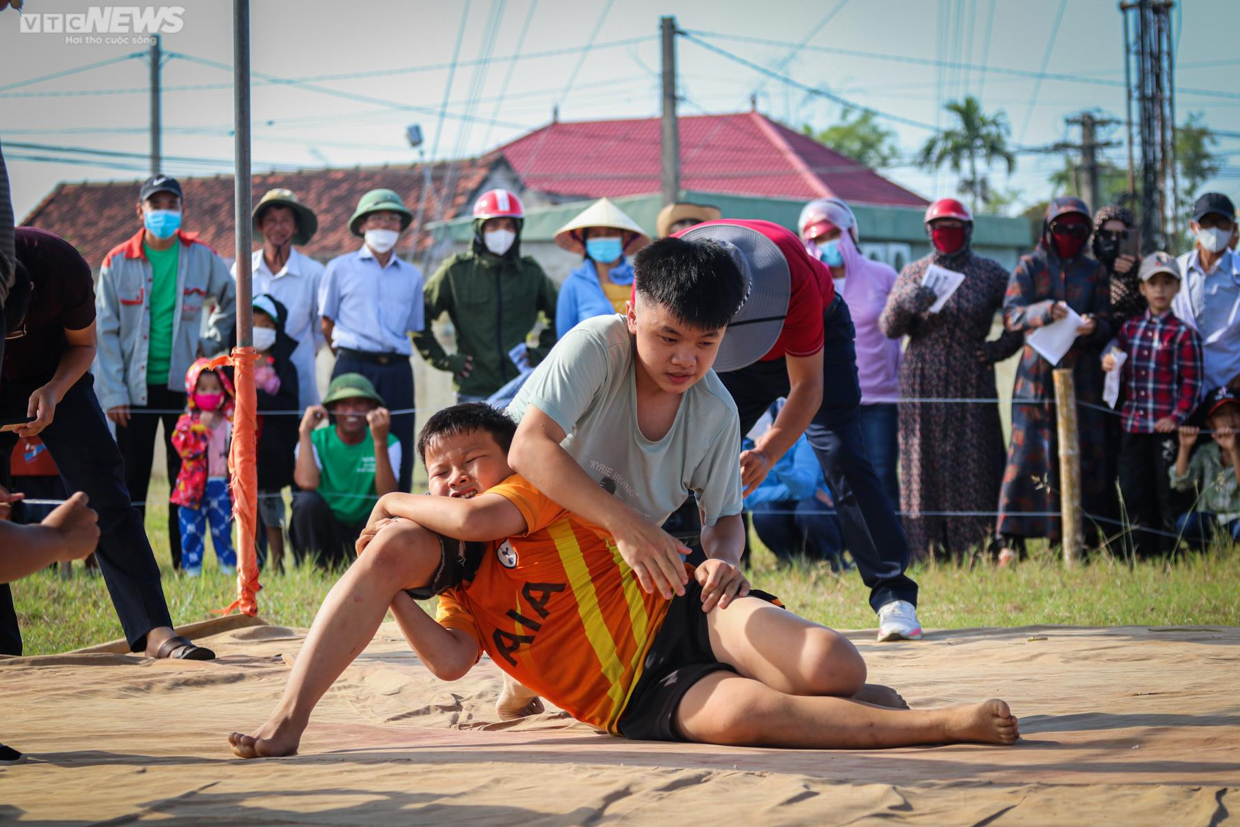 Ảnh: Nghìn người tham dự hội đấu vật độc đáo nhất Hà Tĩnh - 7