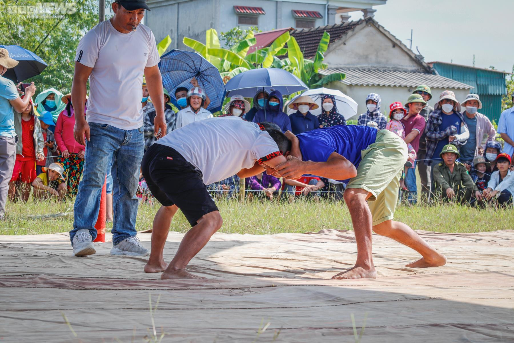 Ảnh: Nghìn người tham dự hội đấu vật độc đáo nhất Hà Tĩnh - 5