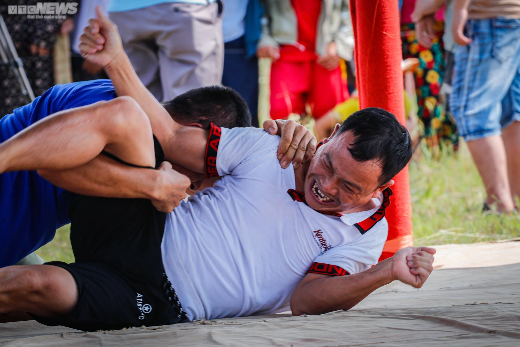 Ảnh: Nghìn người tham dự hội đấu vật độc đáo nhất Hà Tĩnh - 6