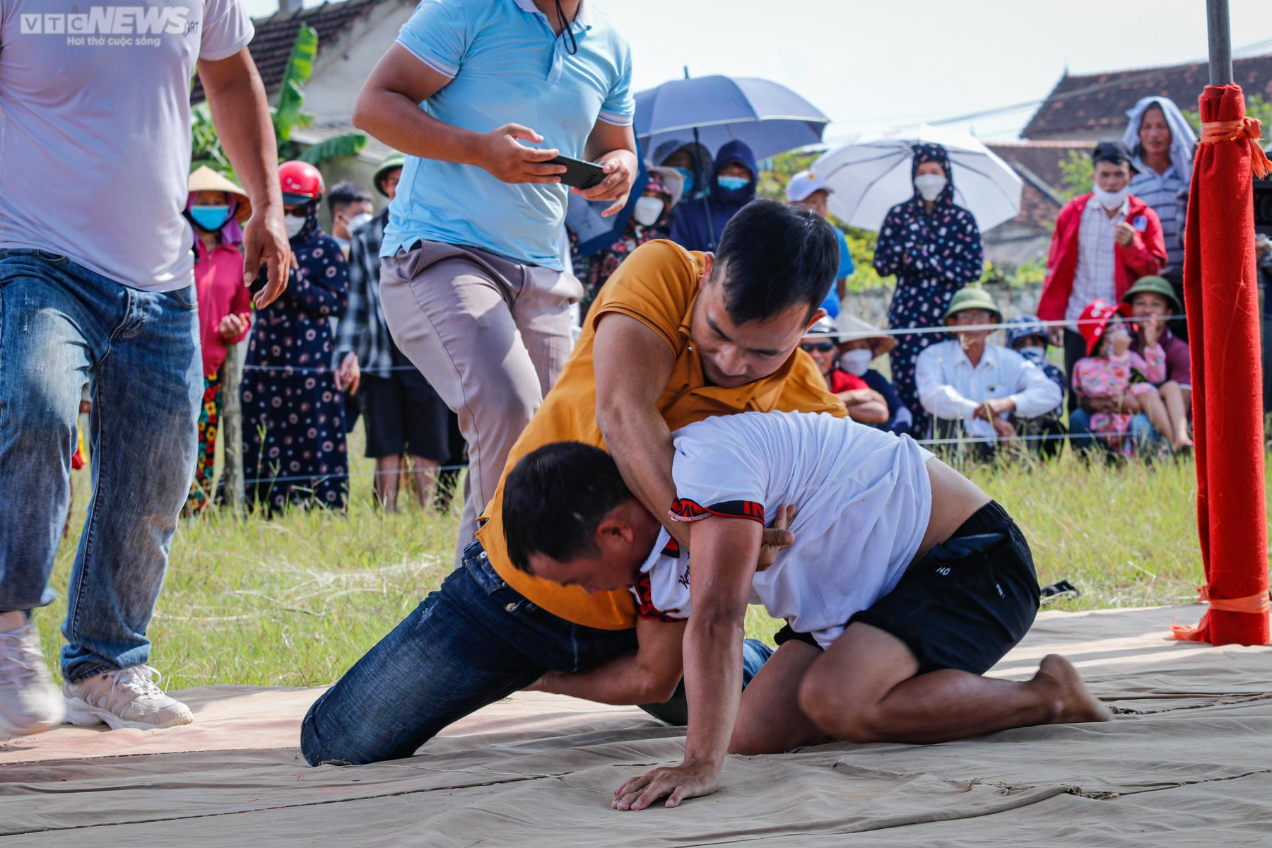 Ảnh: Nghìn người tham dự hội đấu vật độc đáo nhất Hà Tĩnh - 8