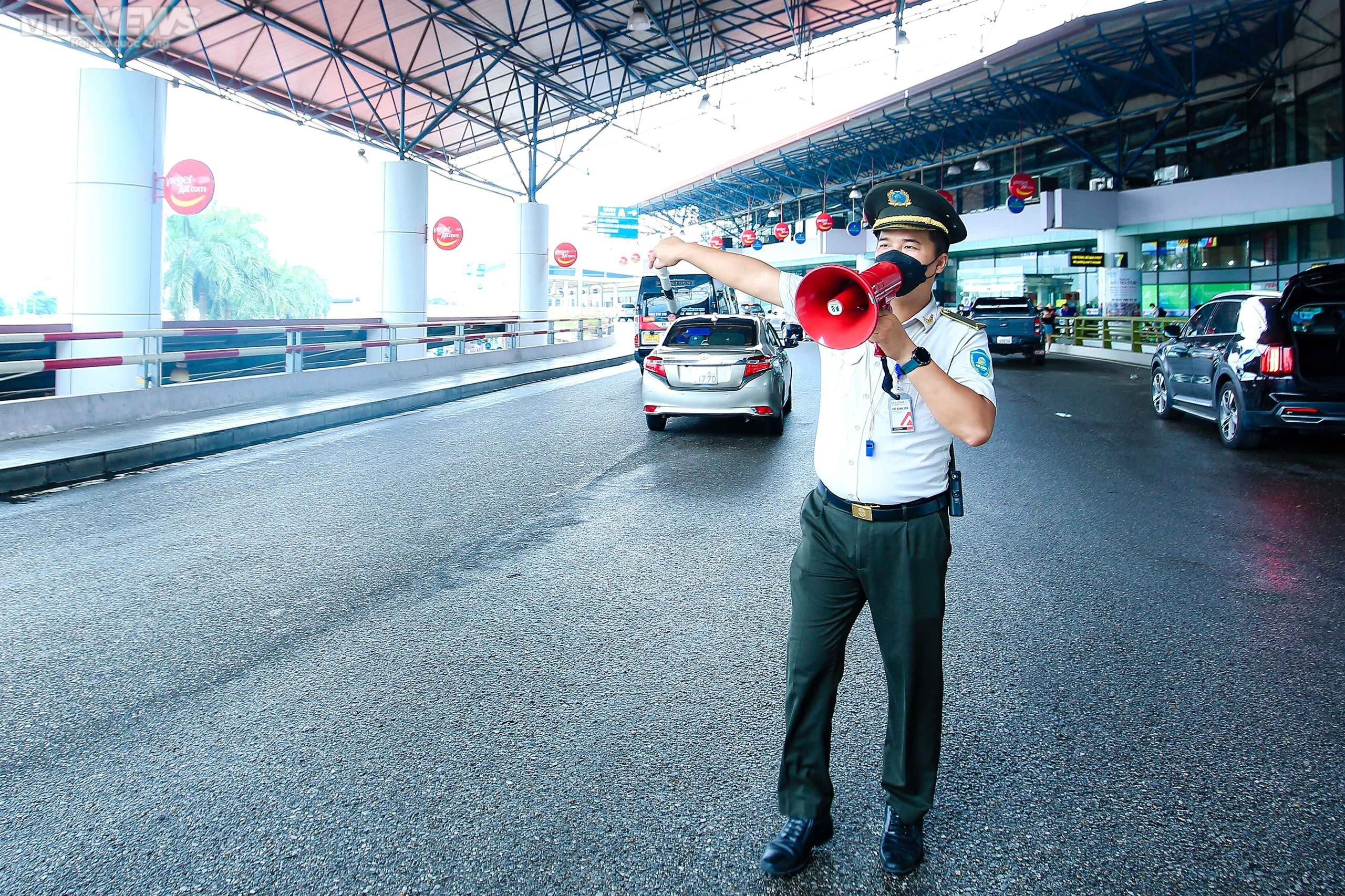 Sân bay Nội Bài nhộn nhịp trong ngày đầu nghỉ lễ Quốc khánh - 10