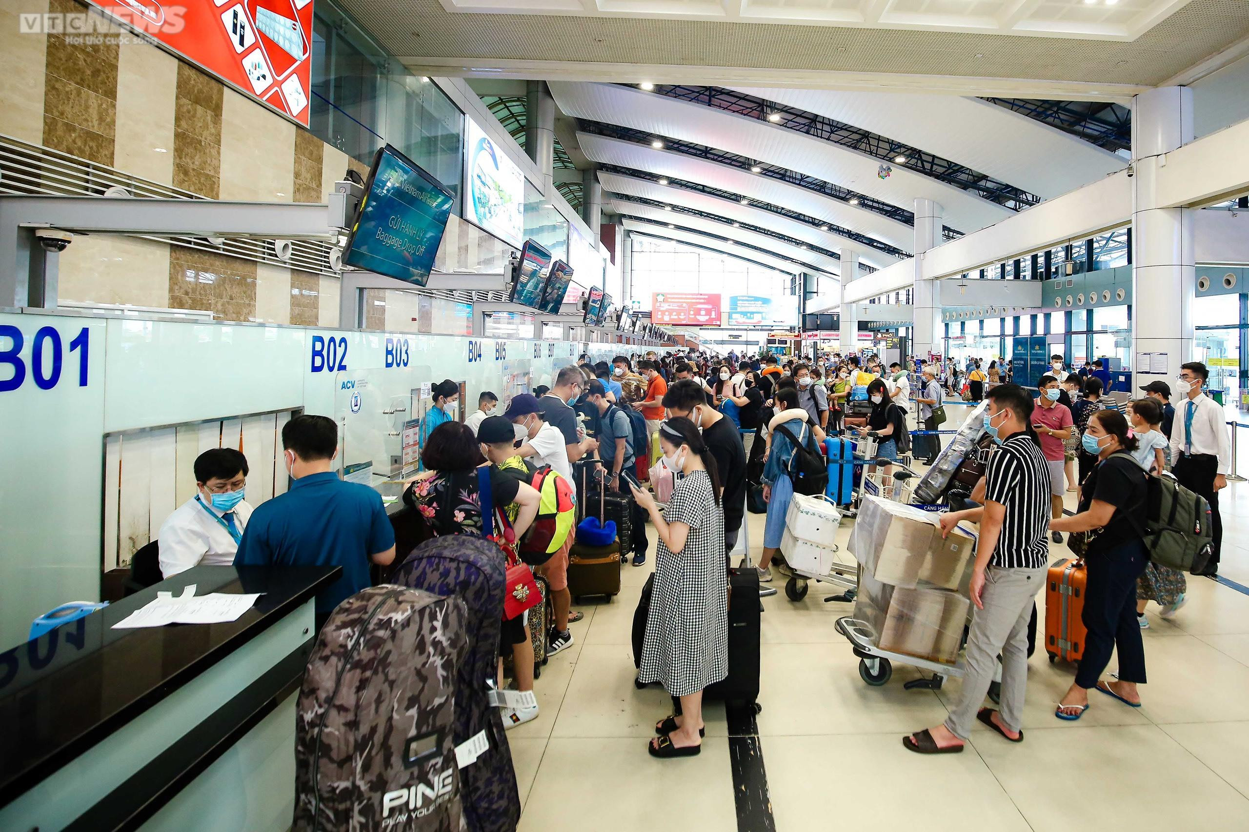 Sân bay Nội Bài nhộn nhịp trong ngày đầu nghỉ lễ Quốc khánh - 1