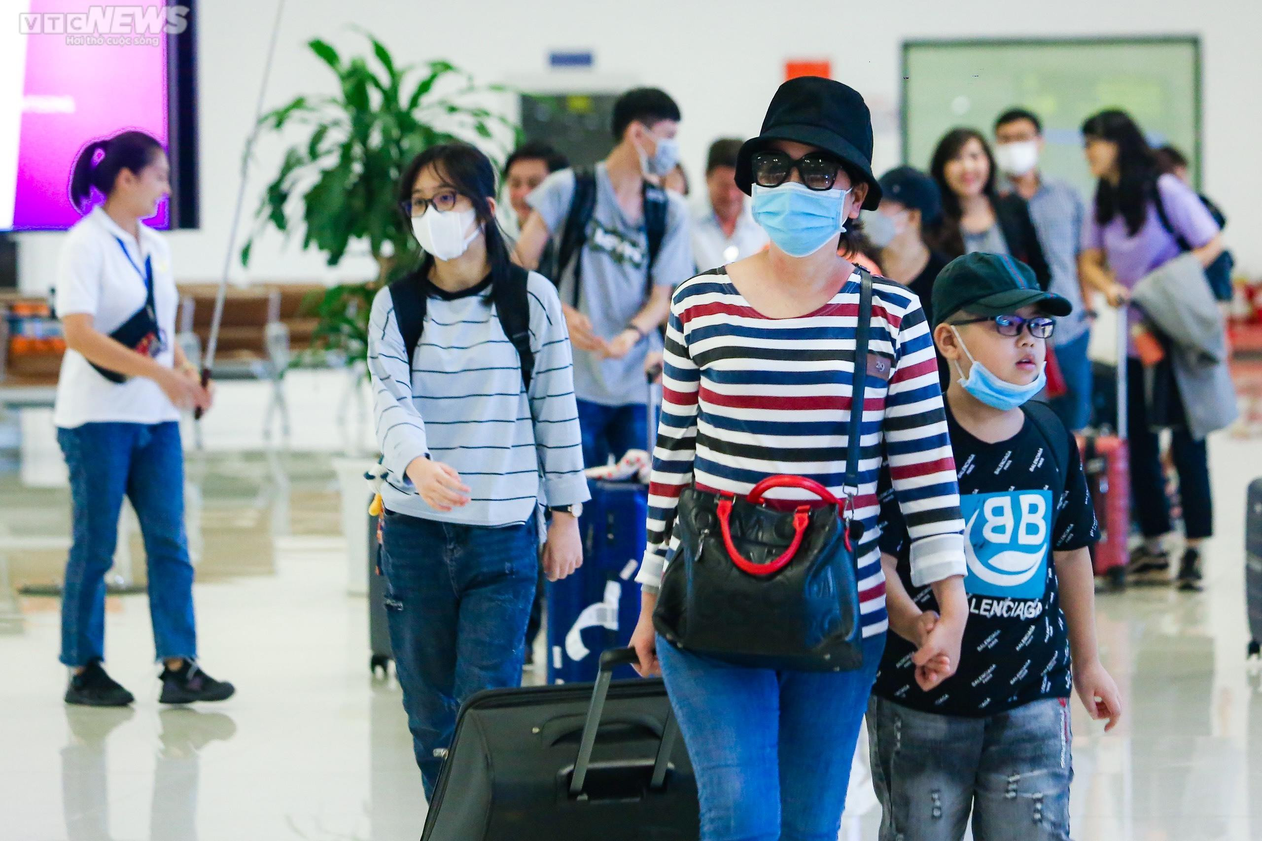 Sân bay Nội Bài nhộn nhịp trong ngày đầu nghỉ lễ Quốc khánh - 5