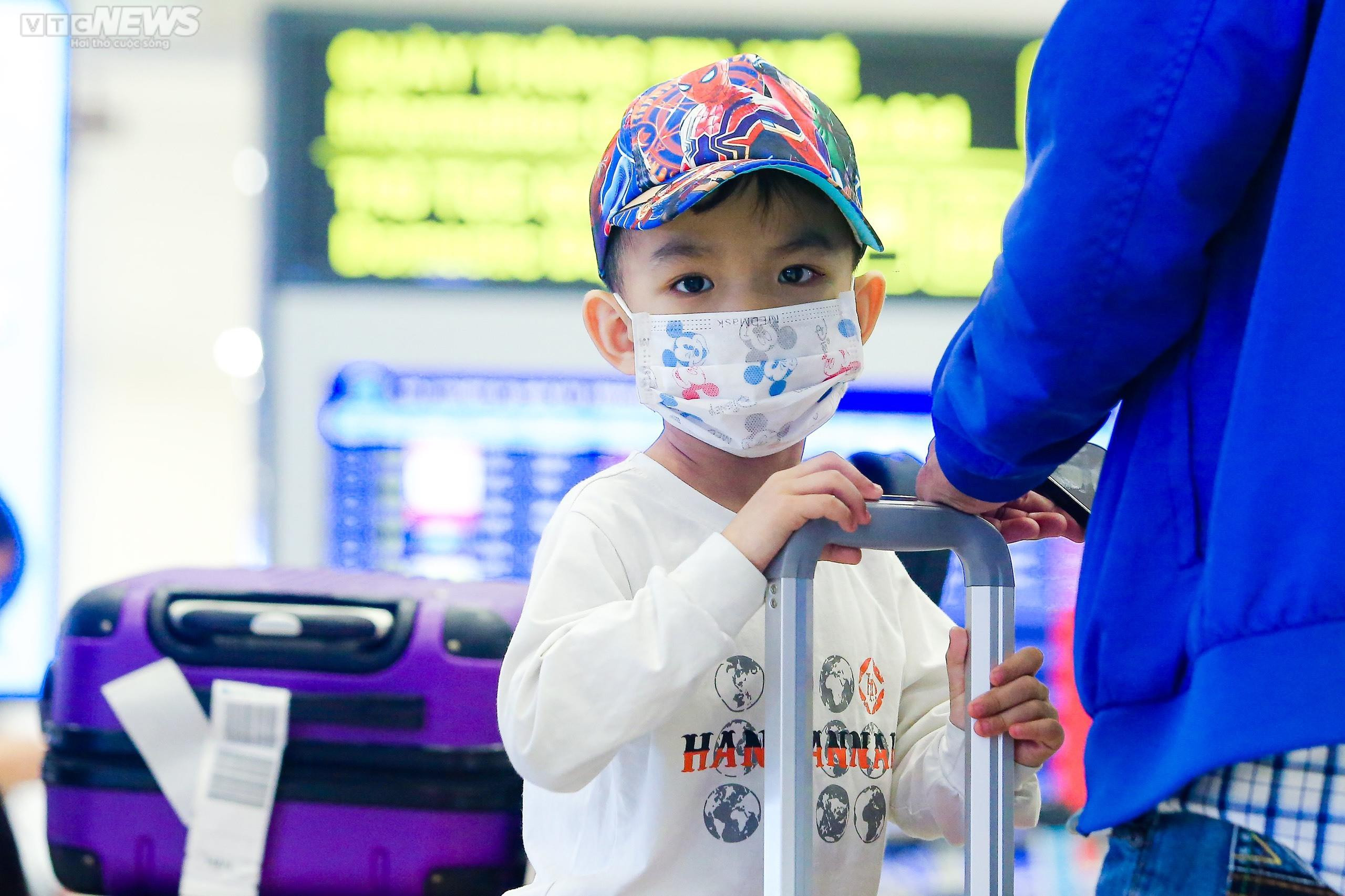 Sân bay Nội Bài nhộn nhịp trong ngày đầu nghỉ lễ Quốc khánh - 6