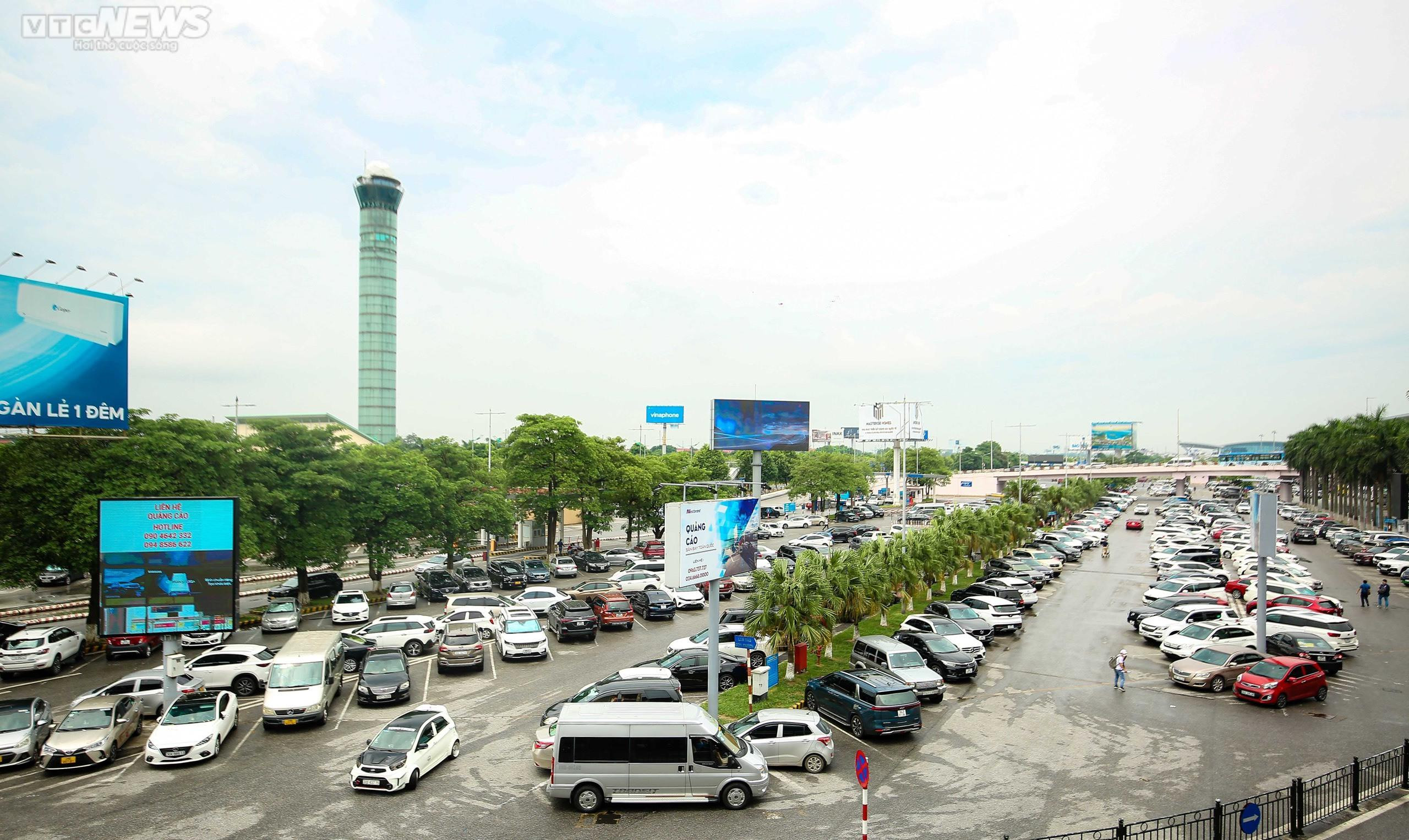 Sân bay Nội Bài nhộn nhịp trong ngày đầu nghỉ lễ Quốc khánh - 11