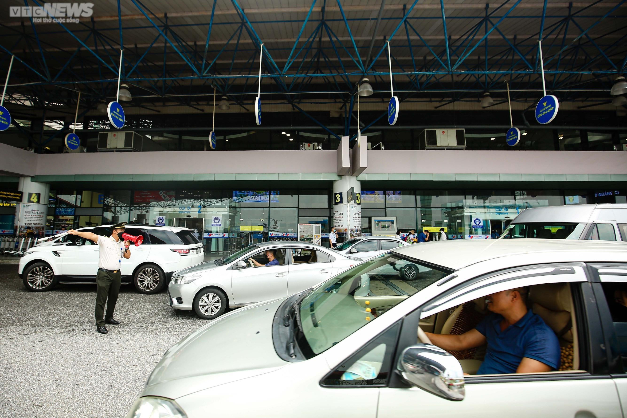 Sân bay Nội Bài nhộn nhịp trong ngày đầu nghỉ lễ Quốc khánh - 9