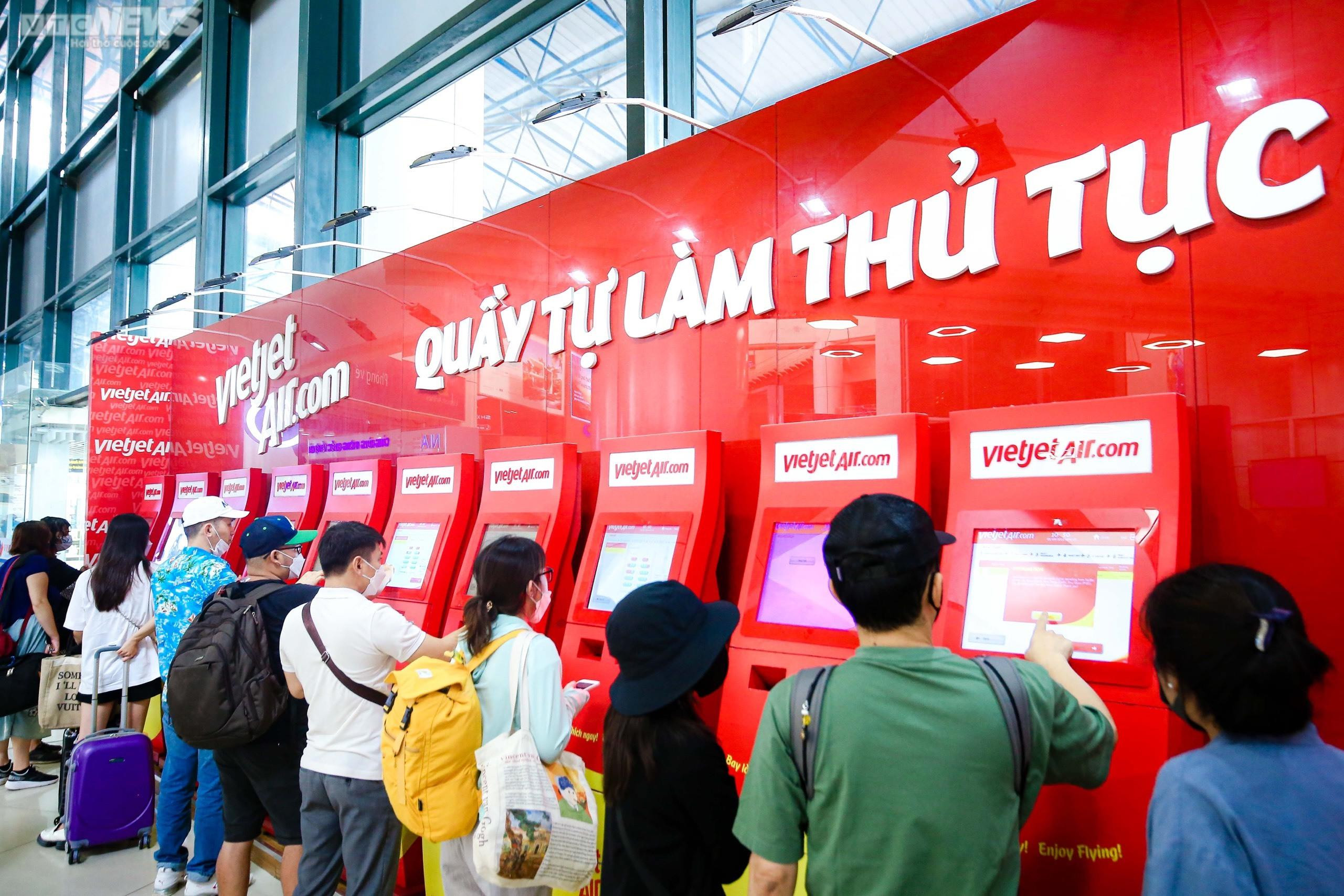 Sân bay Nội Bài nhộn nhịp trong ngày đầu nghỉ lễ Quốc khánh - 3