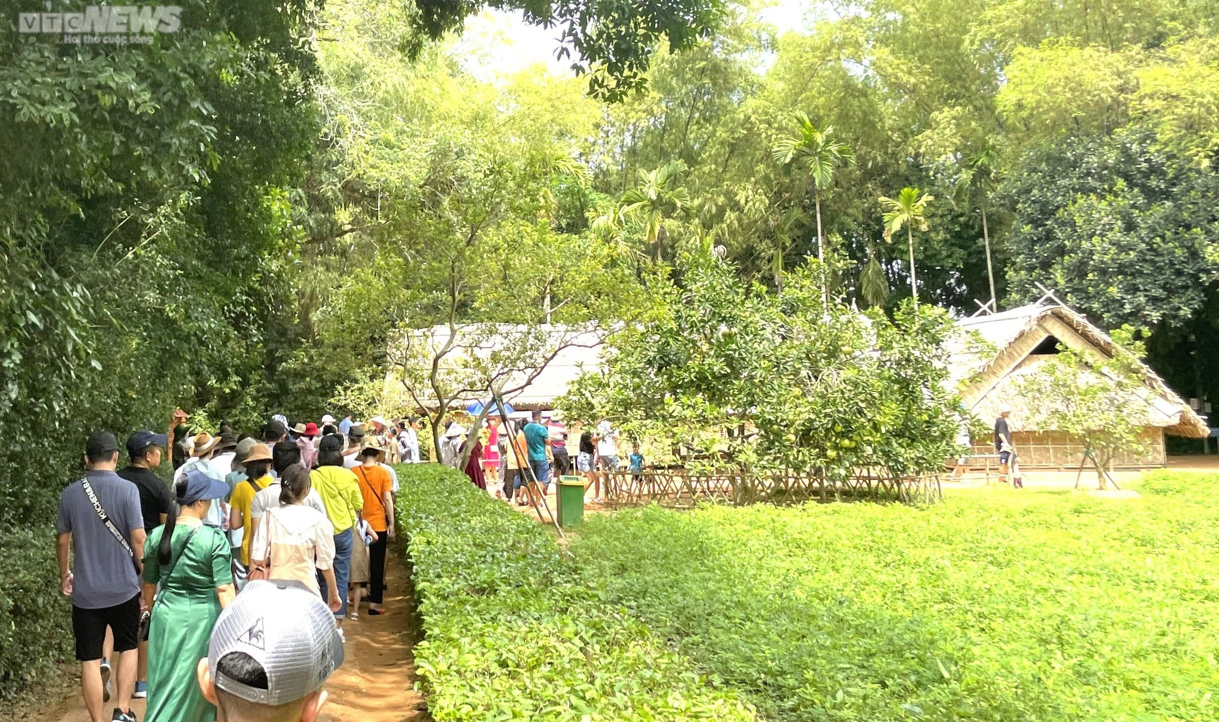 Nghỉ lễ Quốc khánh 2/9, cả nghìn du khách về thăm quê Bác - 3