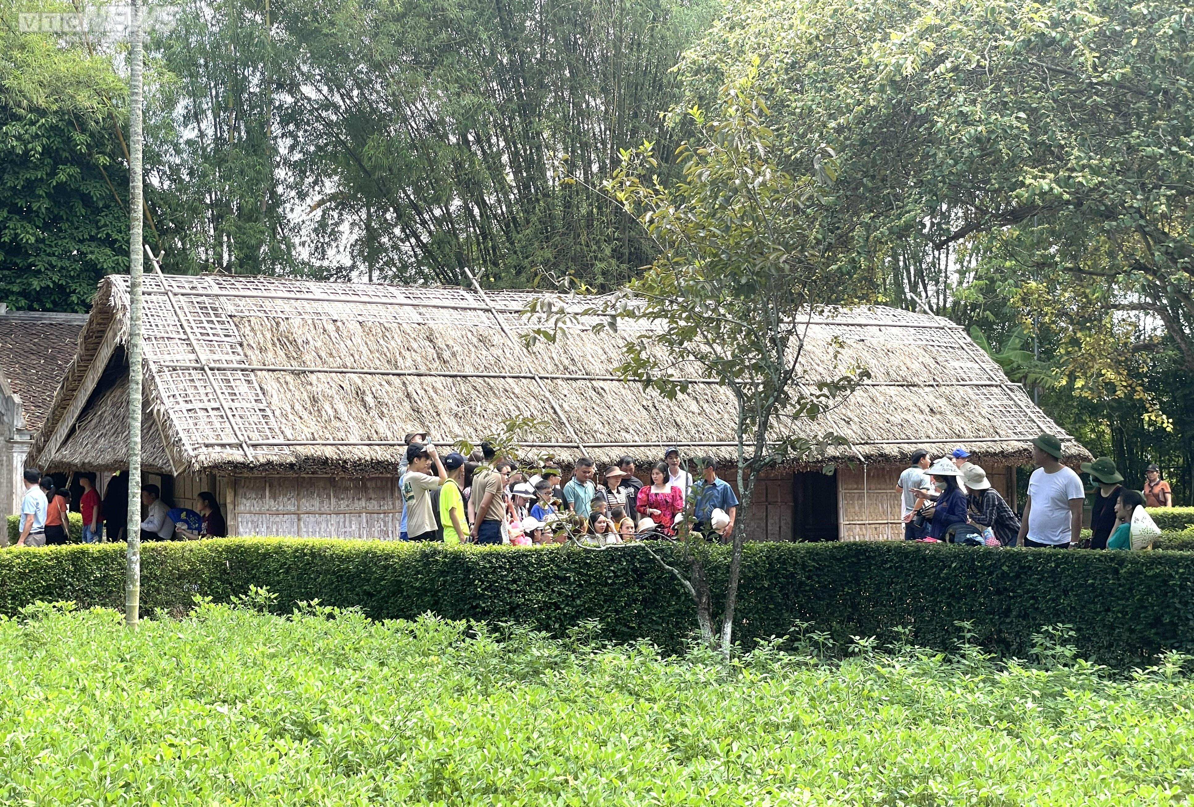 Nghỉ lễ Quốc khánh 2/9, cả nghìn du khách về thăm quê Bác - 6