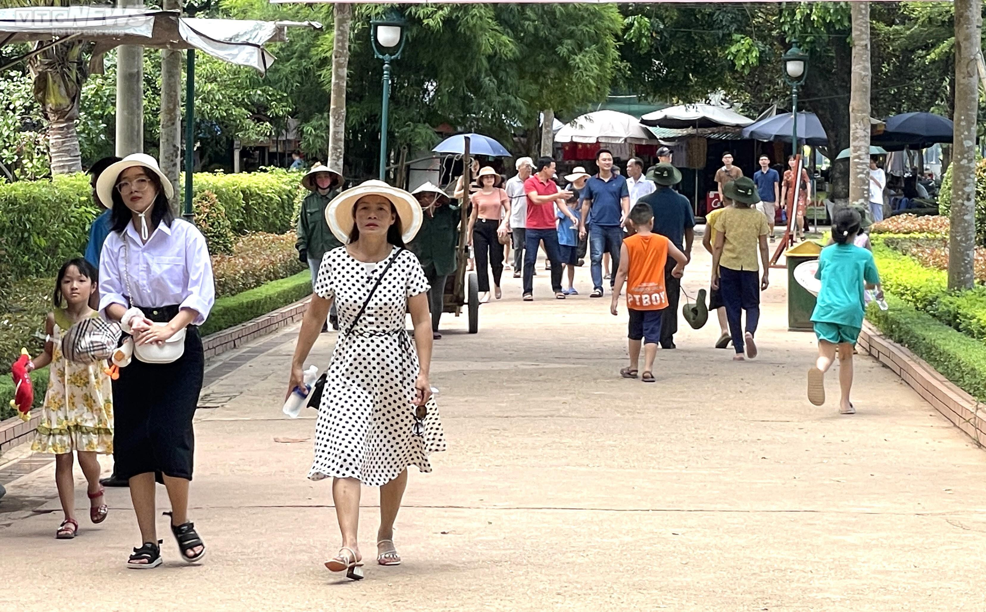 Nghỉ lễ Quốc khánh 2/9, cả nghìn du khách về thăm quê Bác - 1