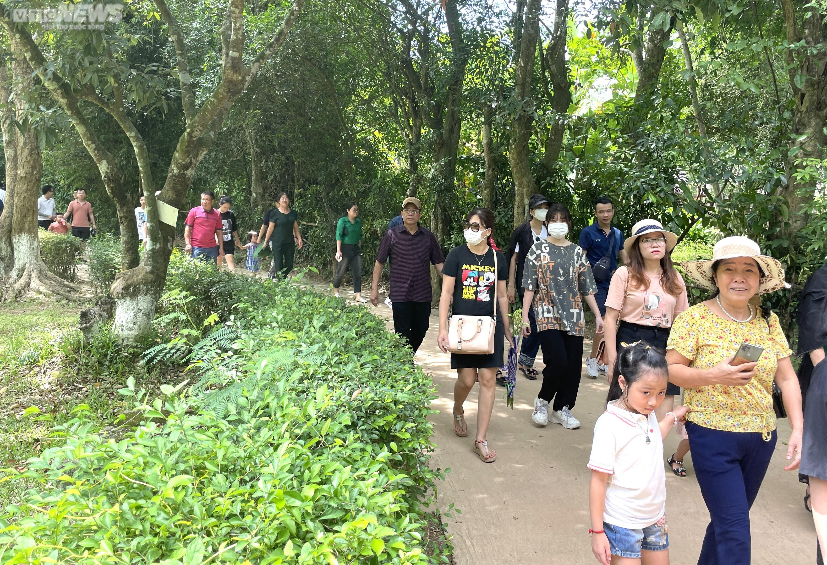 Nghỉ lễ Quốc khánh 2/9, cả nghìn du khách về thăm quê Bác - 2