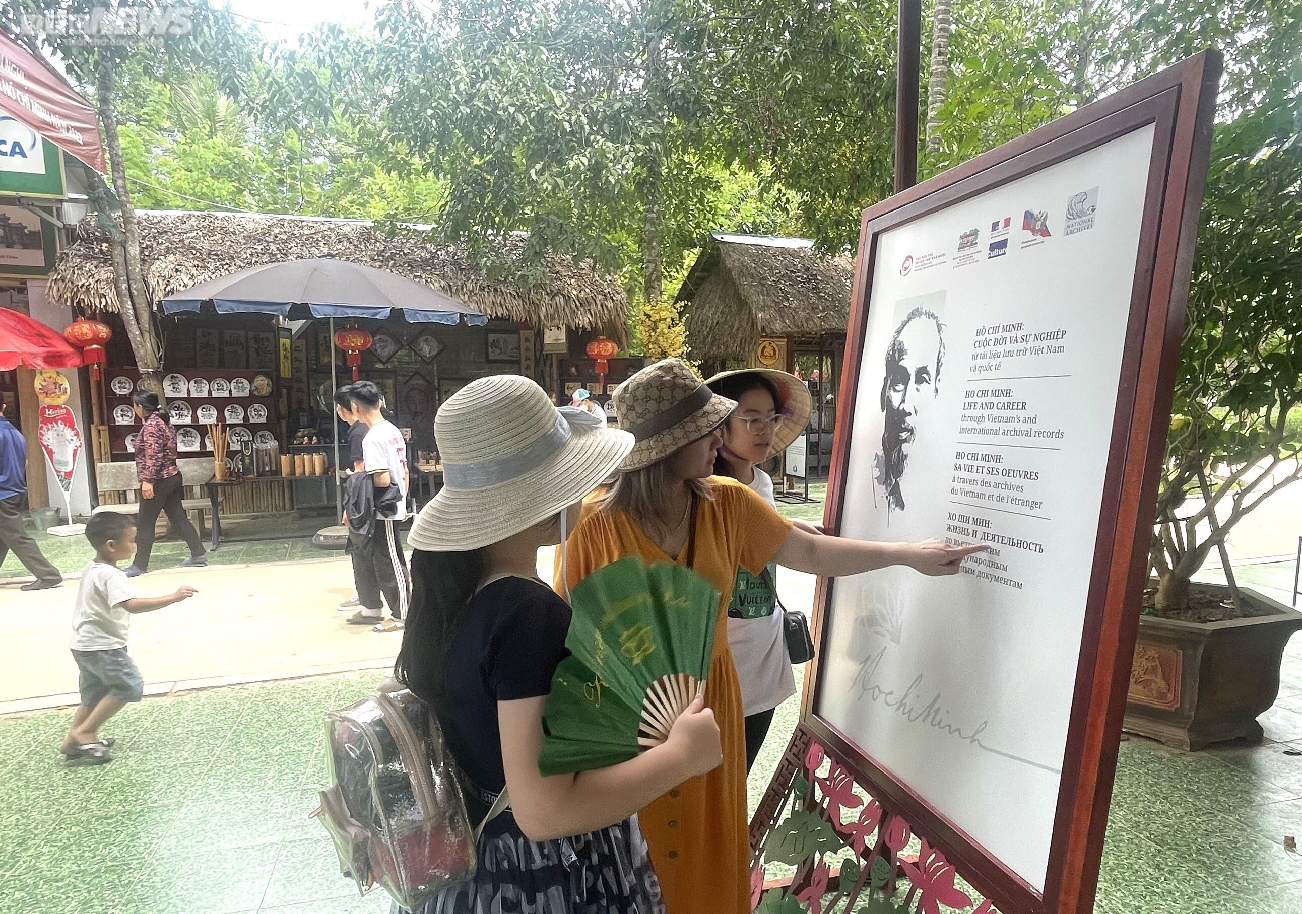 Nghỉ lễ Quốc khánh 2/9, cả nghìn du khách về thăm quê Bác - 7