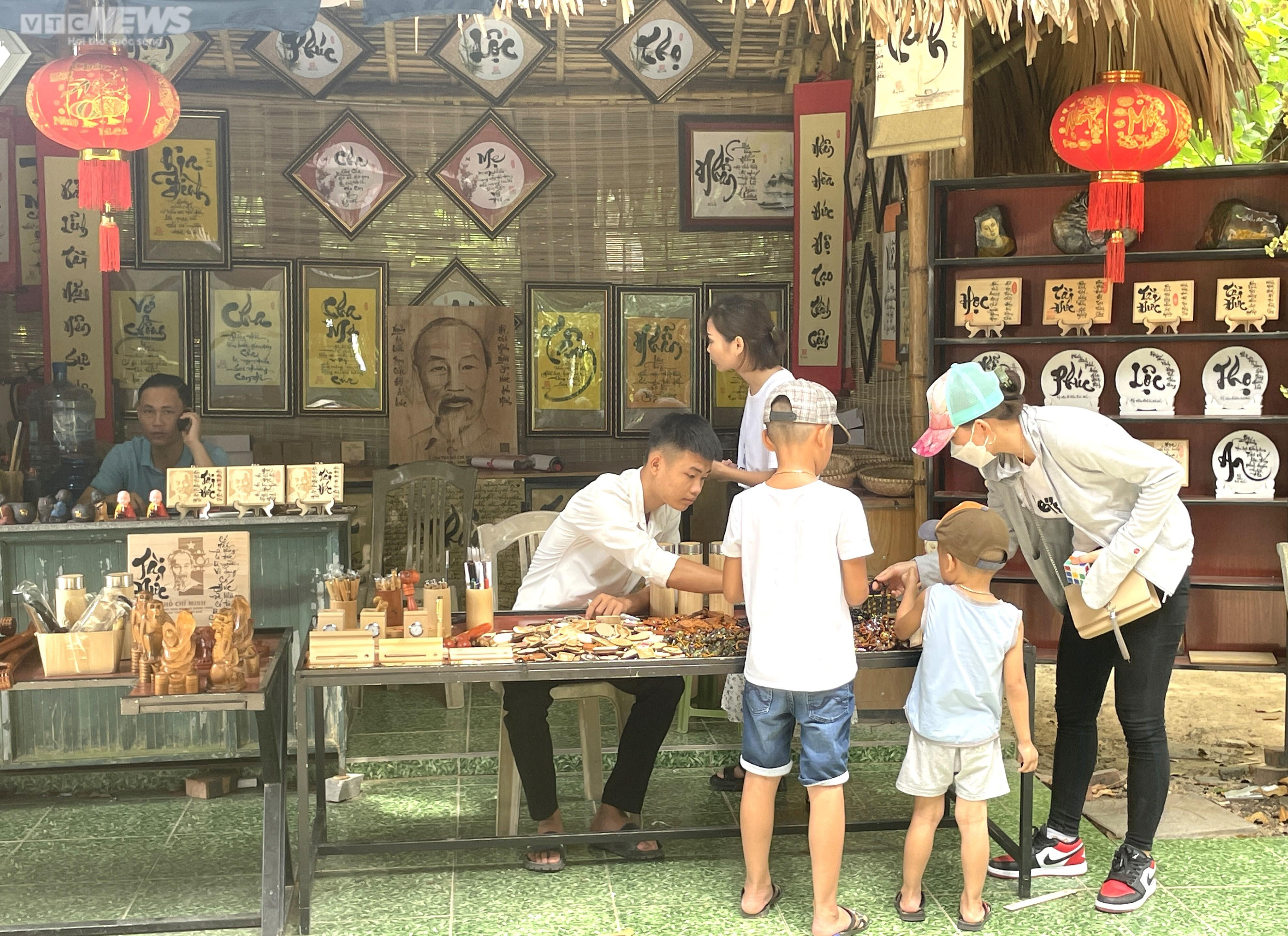 Nghỉ lễ Quốc khánh 2/9, cả nghìn du khách về thăm quê Bác - 8