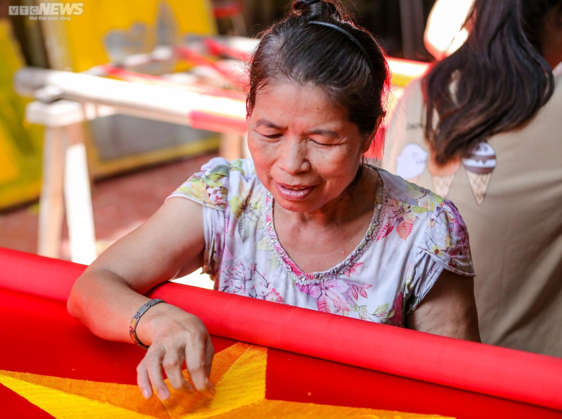 Ảnh: Gia đình ba thế hệ hơn 70 năm 'giữ hồn' cho lá cờ Tổ quốc - 5