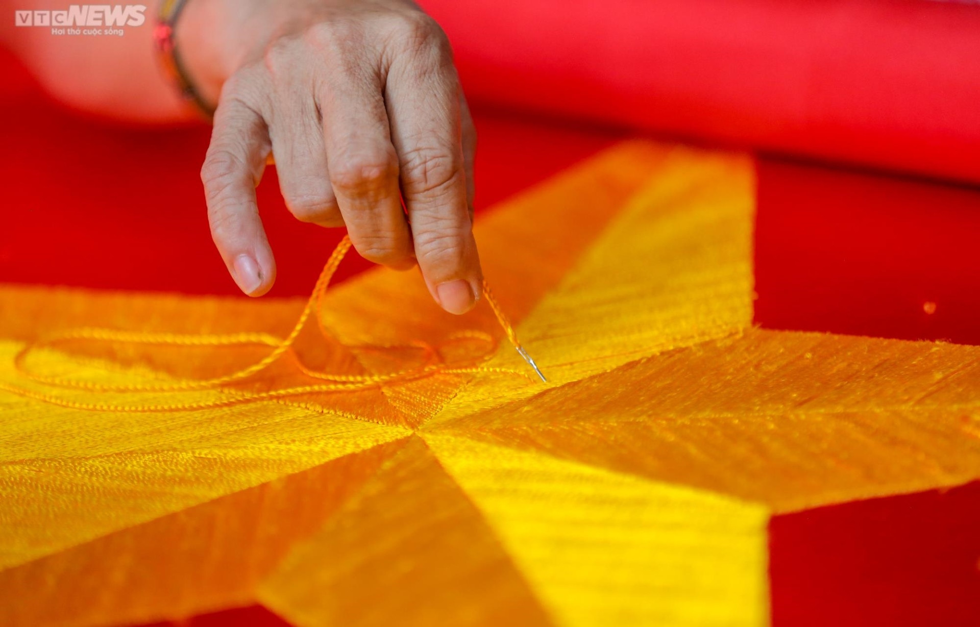 Ảnh: Gia đình ba thế hệ hơn 70 năm 'giữ hồn' cho lá cờ Tổ quốc - 6