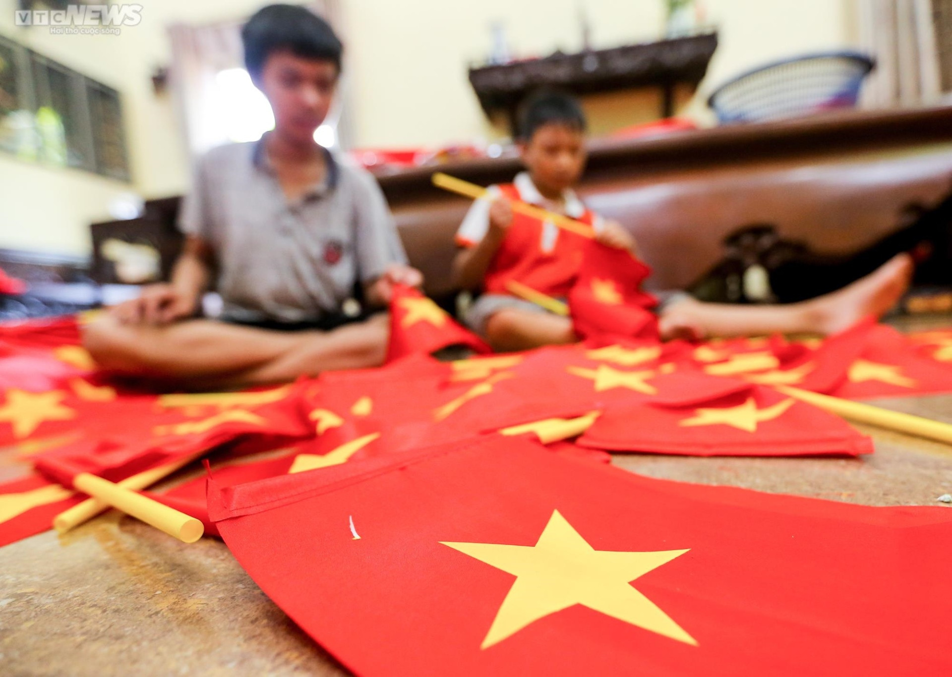 Ảnh: Gia đình ba thế hệ hơn 70 năm 'giữ hồn' cho lá cờ Tổ quốc - 11