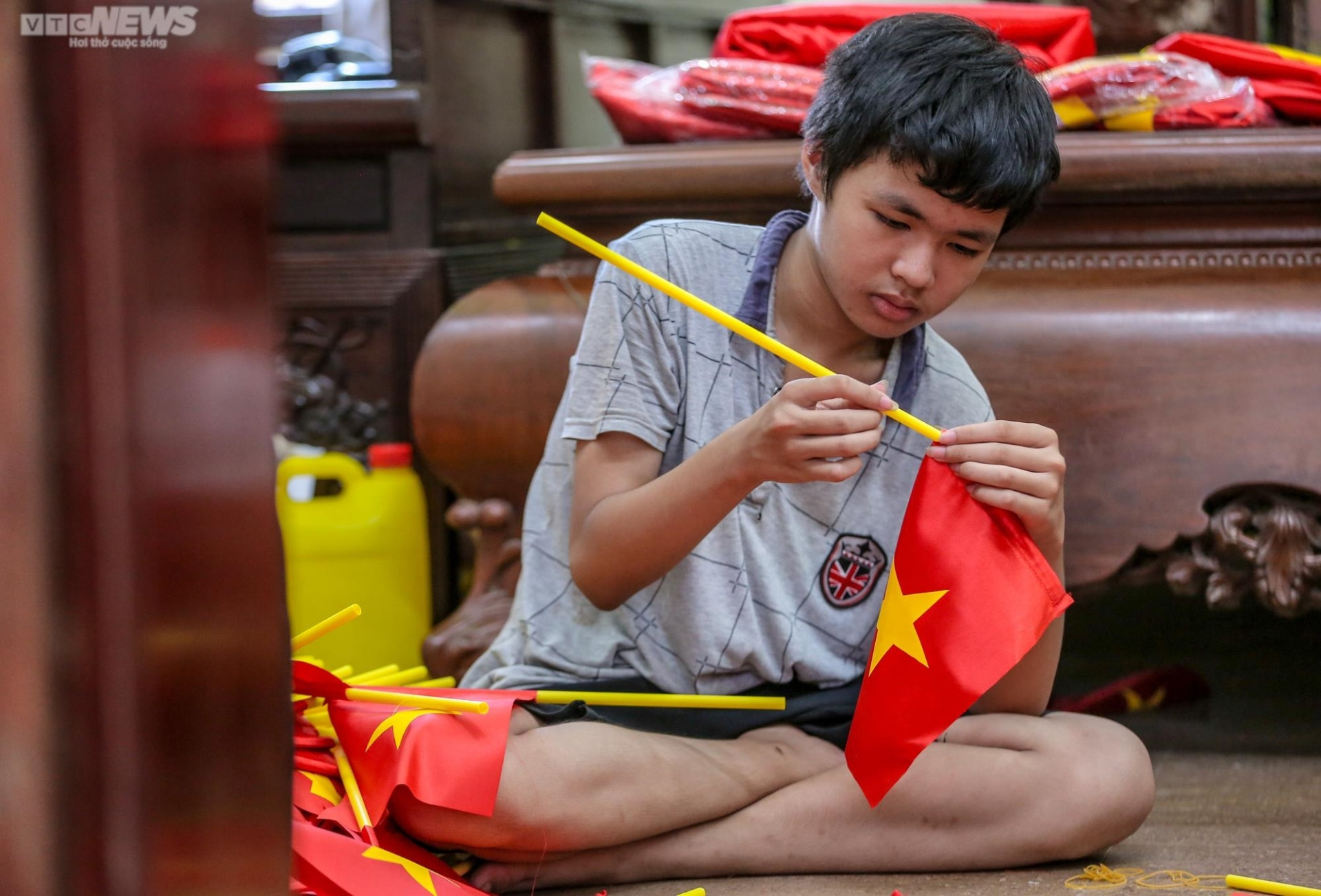 Ảnh: Gia đình ba thế hệ hơn 70 năm 'giữ hồn' cho lá cờ Tổ quốc - 12