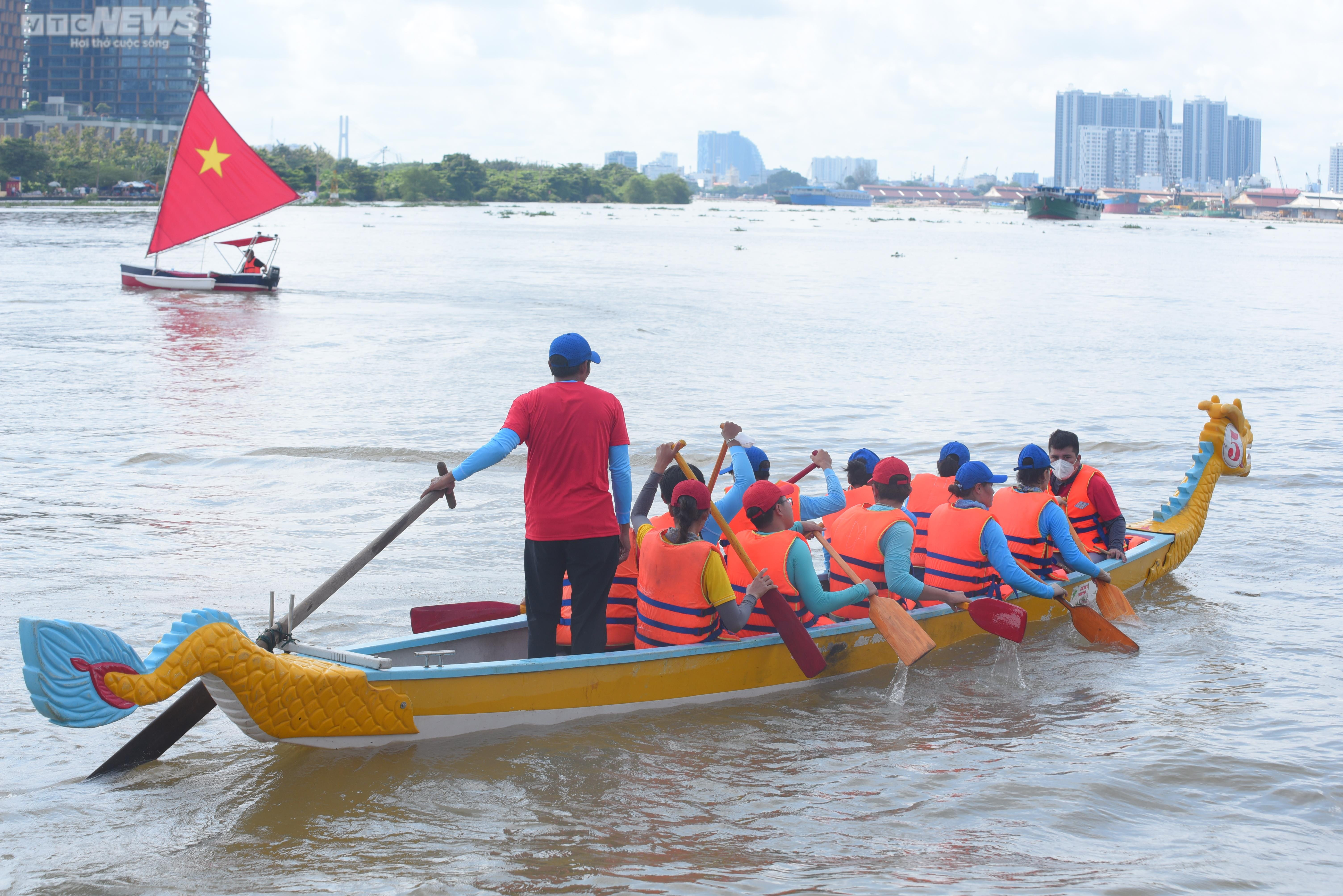 Người dân TP.HCM náo nức xem đua thuyền mừng Quốc khánh 2/9 - 5