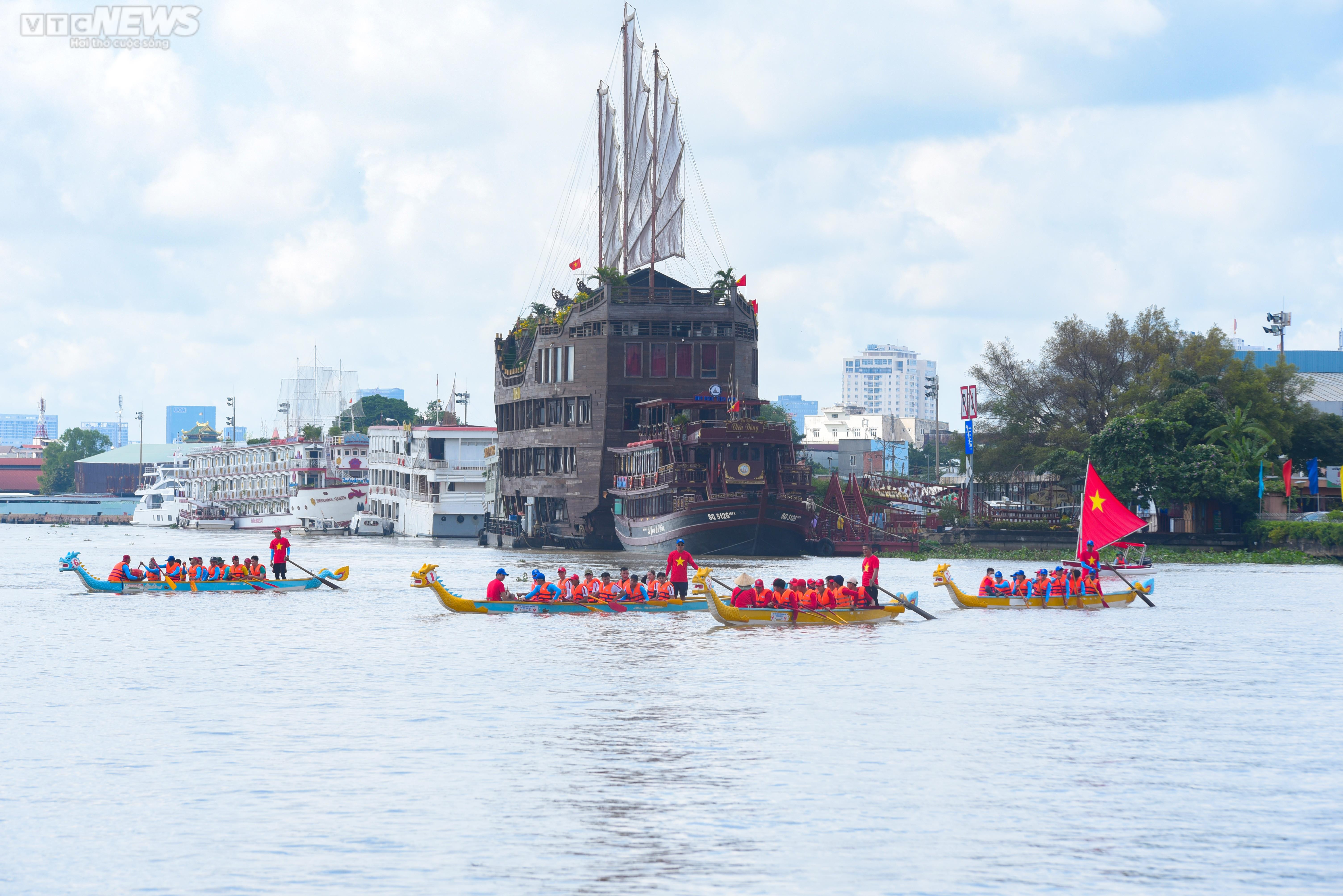 Người dân TP.HCM náo nức xem đua thuyền mừng Quốc khánh 2/9 - 2