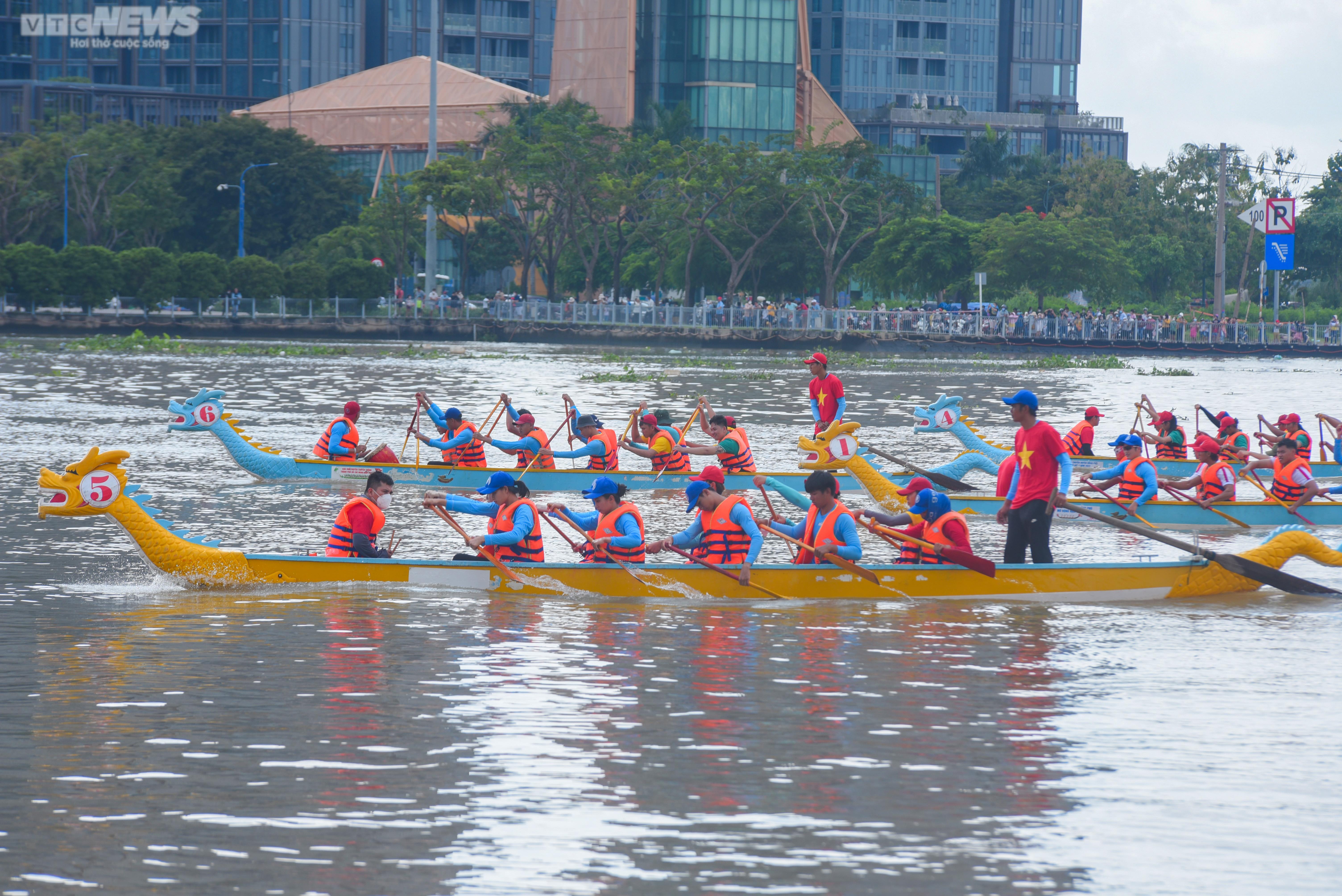 Người dân TP.HCM náo nức xem đua thuyền mừng Quốc khánh 2/9 - 4