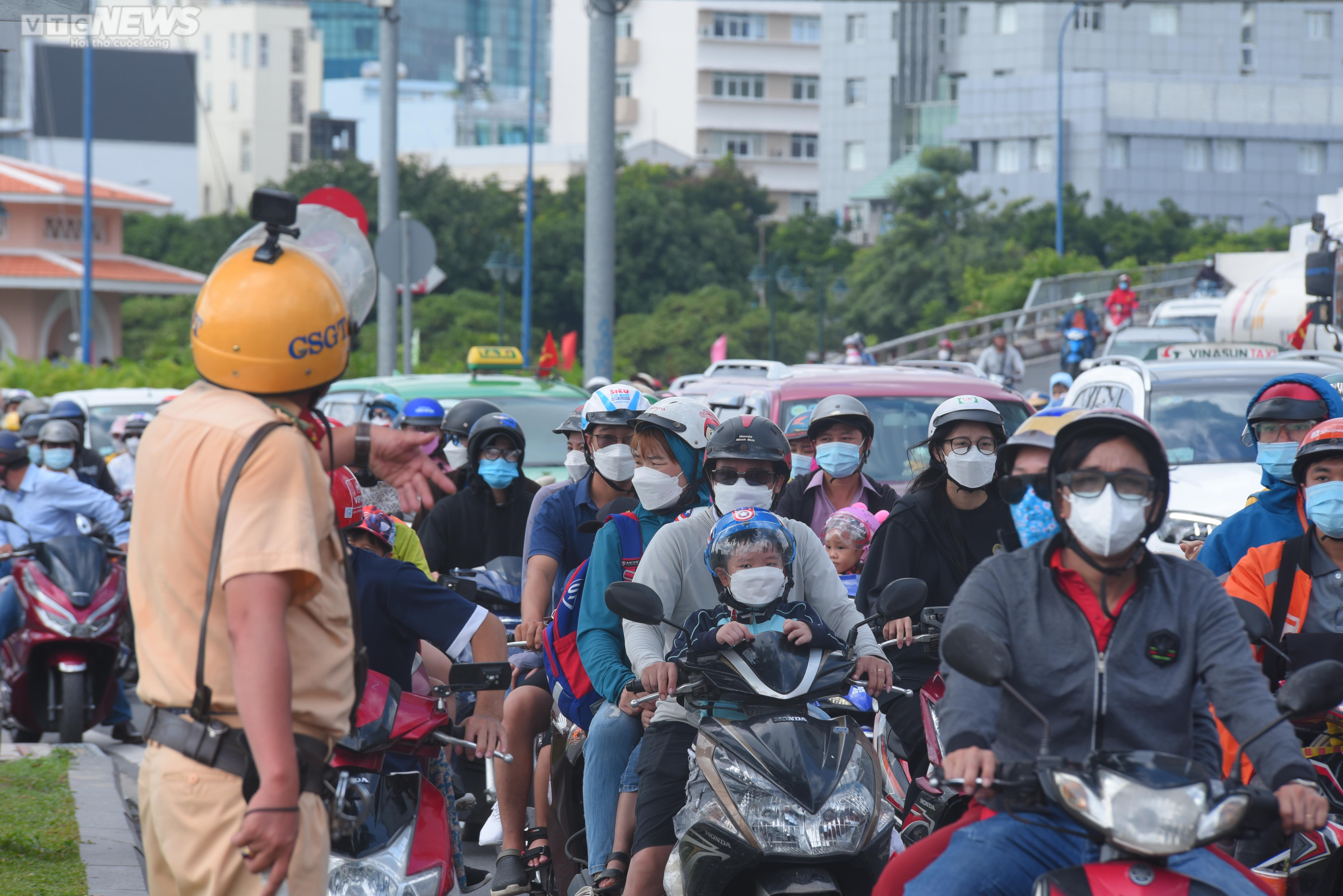 Người dân TP.HCM náo nức xem đua thuyền mừng Quốc khánh 2/9 - 9