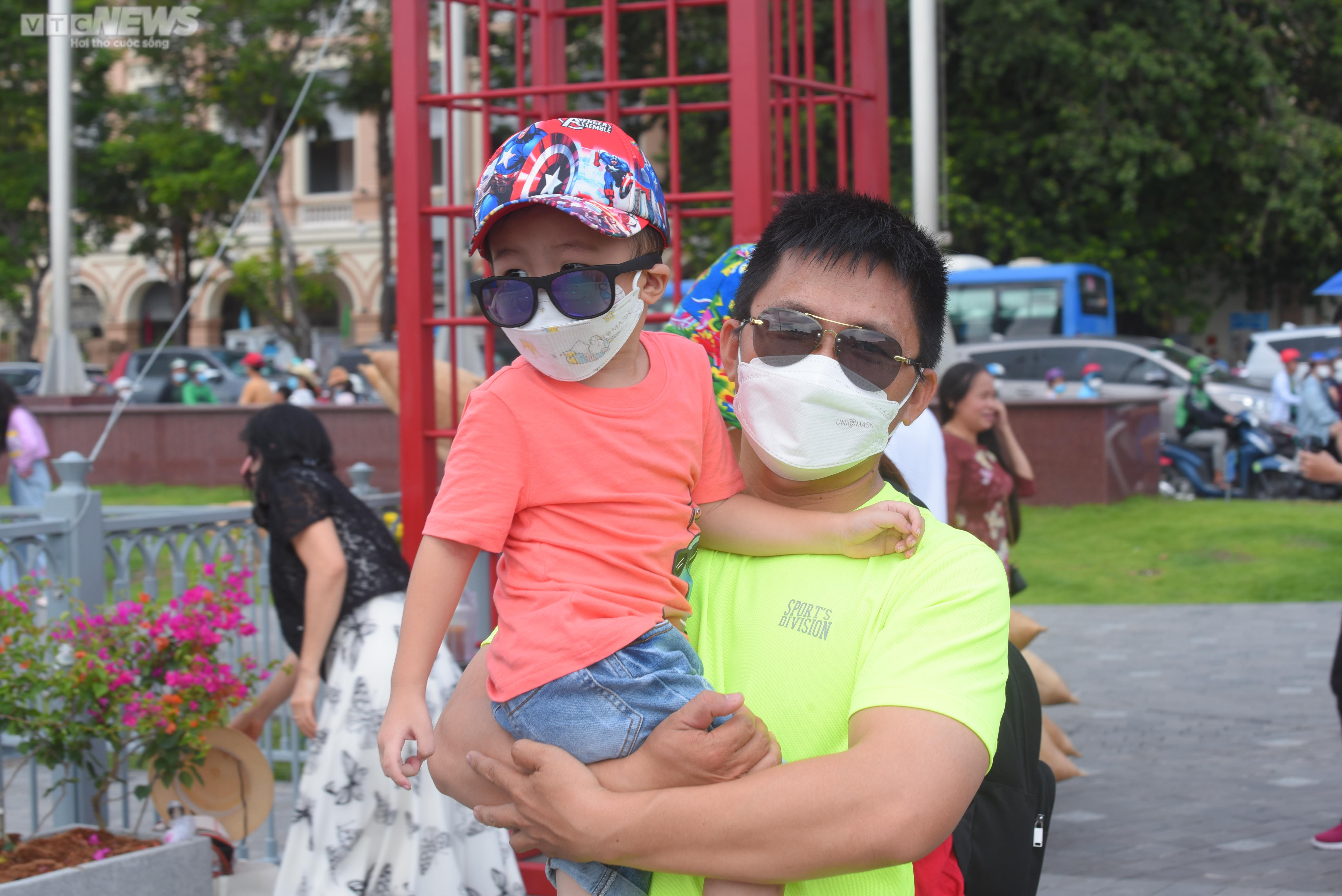 Người dân TP.HCM náo nức xem đua thuyền mừng Quốc khánh 2/9 - 7