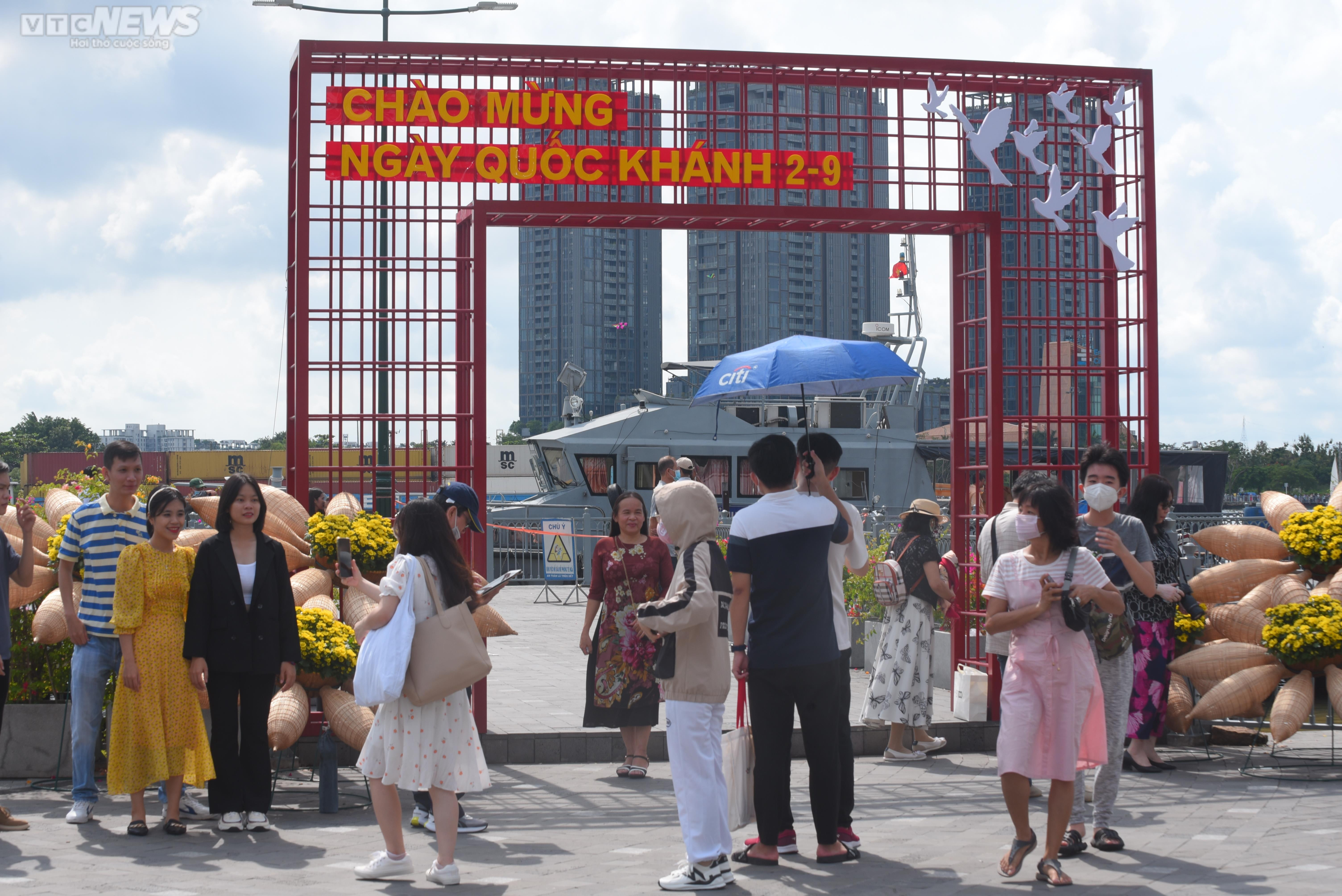 Người dân TP.HCM náo nức xem đua thuyền mừng Quốc khánh 2/9 - 1