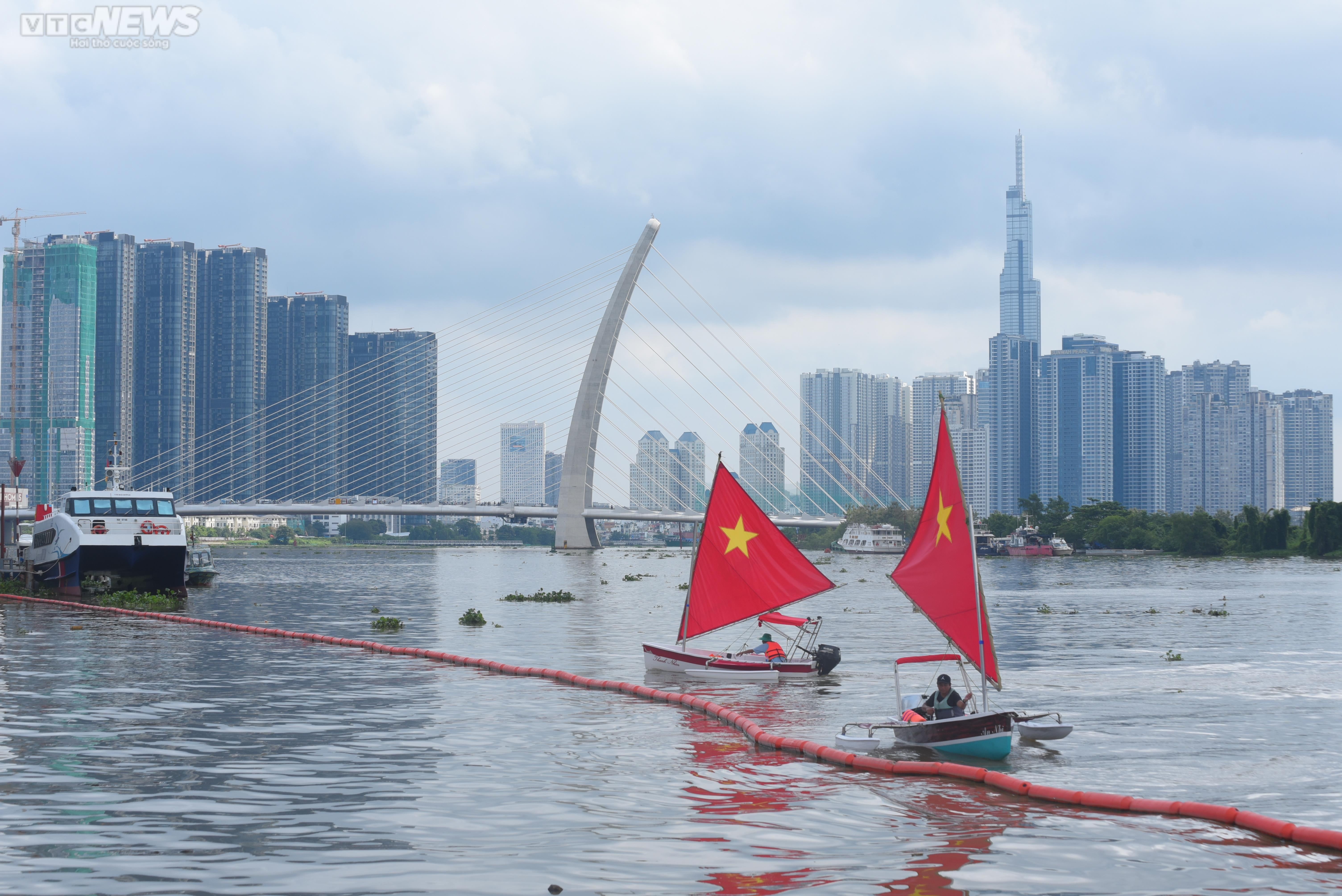 Người dân TP.HCM náo nức xem đua thuyền mừng Quốc khánh 2/9 - 12