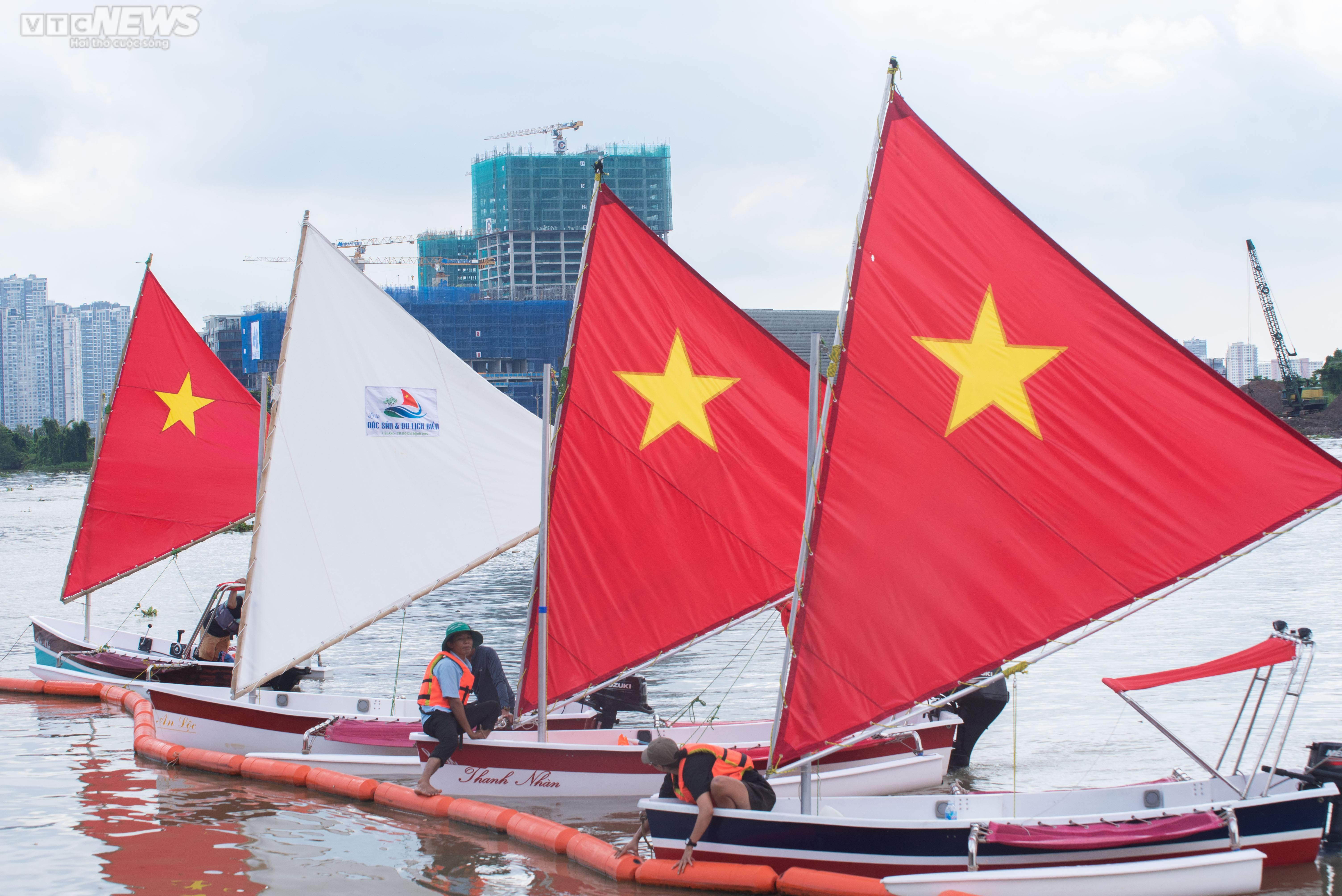 Người dân TP.HCM náo nức xem đua thuyền mừng Quốc khánh 2/9 - 11