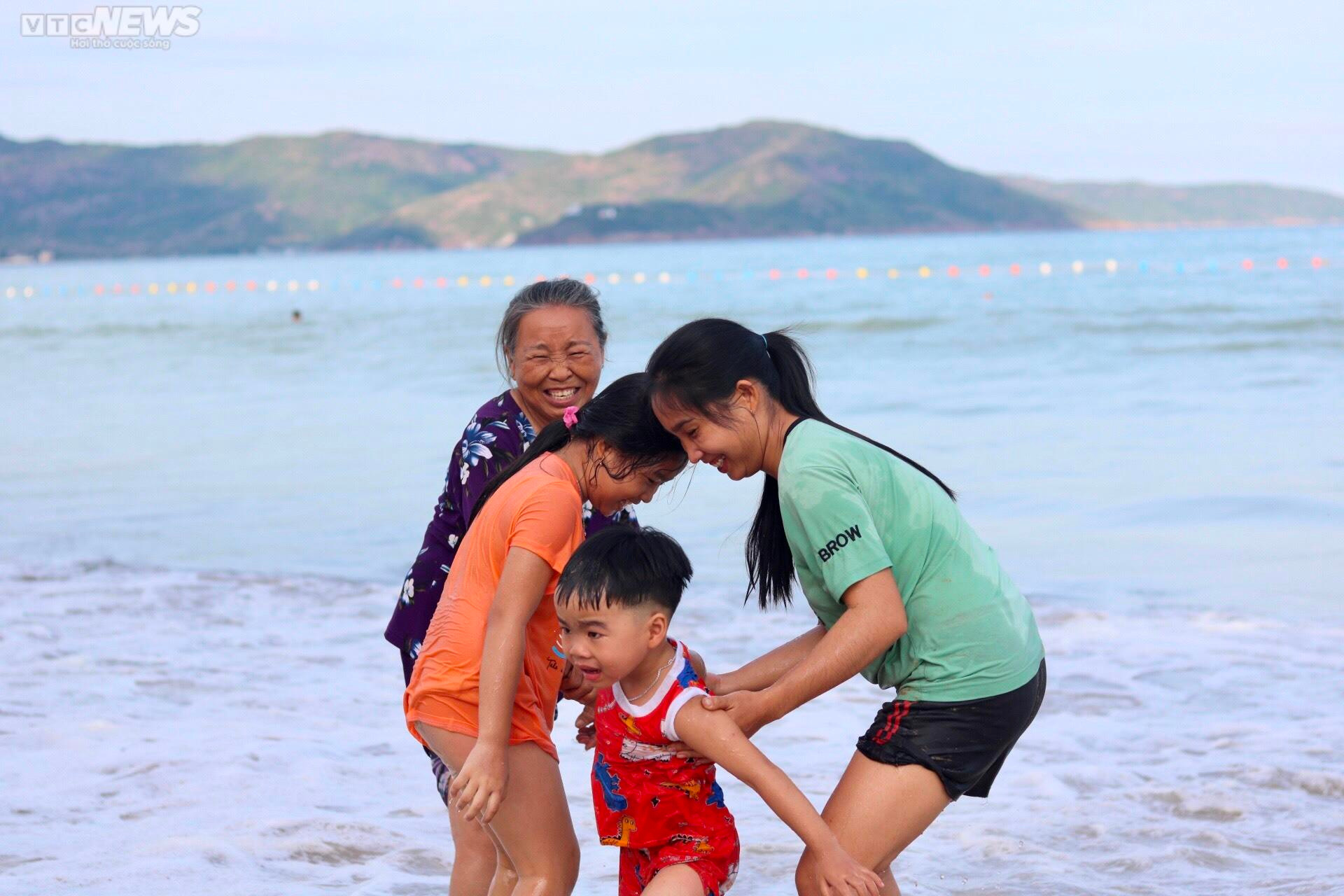 Nghỉ lễ 2/9: Quy Nhơn đông nghịt khách, Phú Yên nhiều điểm du lịch quá tải - 5