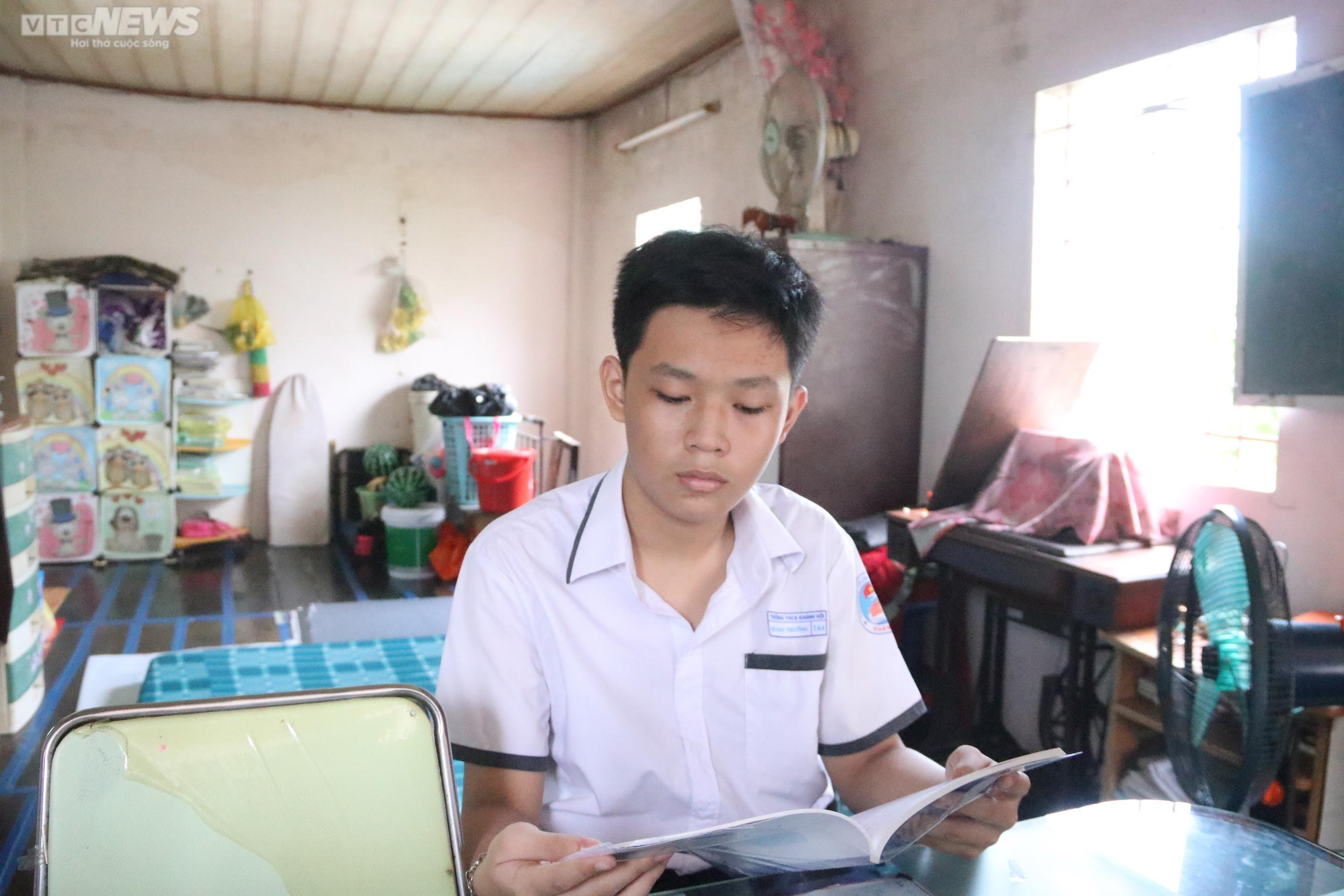 Ngày khai giảng của hai anh em mồ côi cha vì COVID-19 - 4