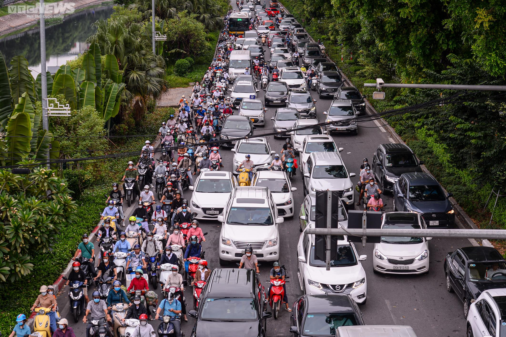 Ảnh: Hà Nội kẹt cứng nhiều tuyến đường ngày đầu đi làm sau nghỉ lễ - 3