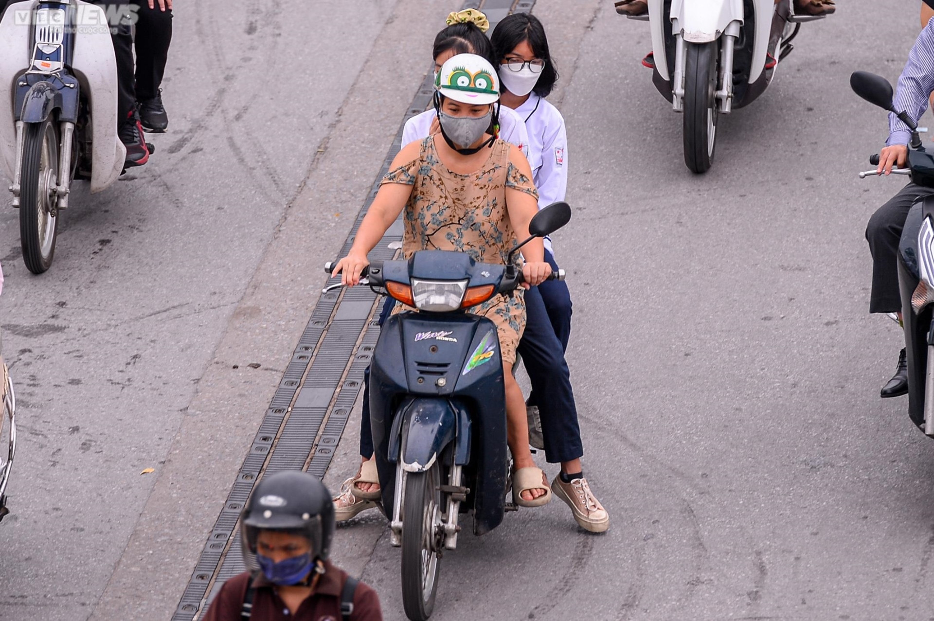 Ảnh: Hà Nội kẹt cứng nhiều tuyến đường ngày đầu đi làm sau nghỉ lễ - 6