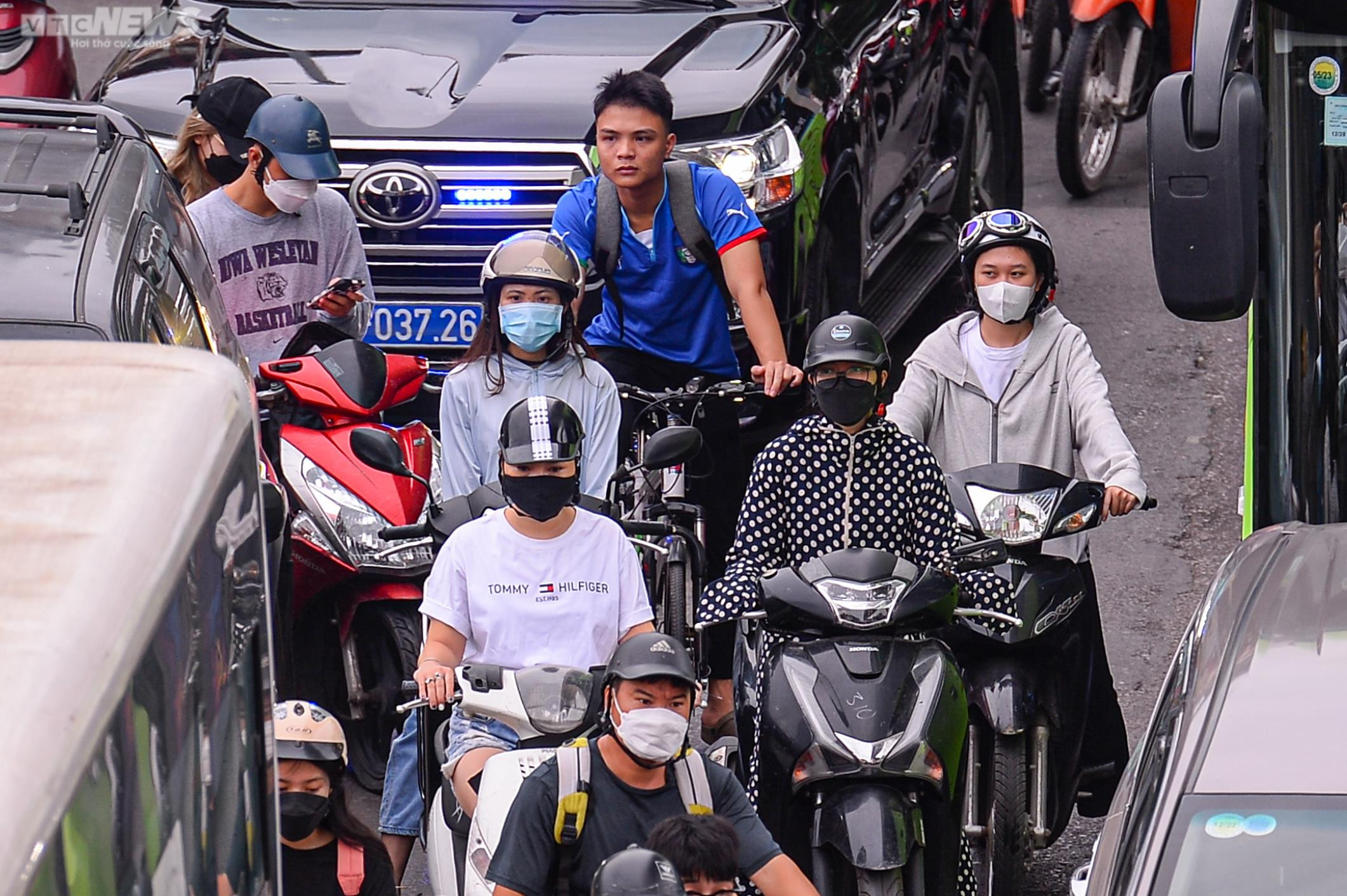 Ảnh: Hà Nội kẹt cứng nhiều tuyến đường ngày đầu đi làm sau nghỉ lễ - 9