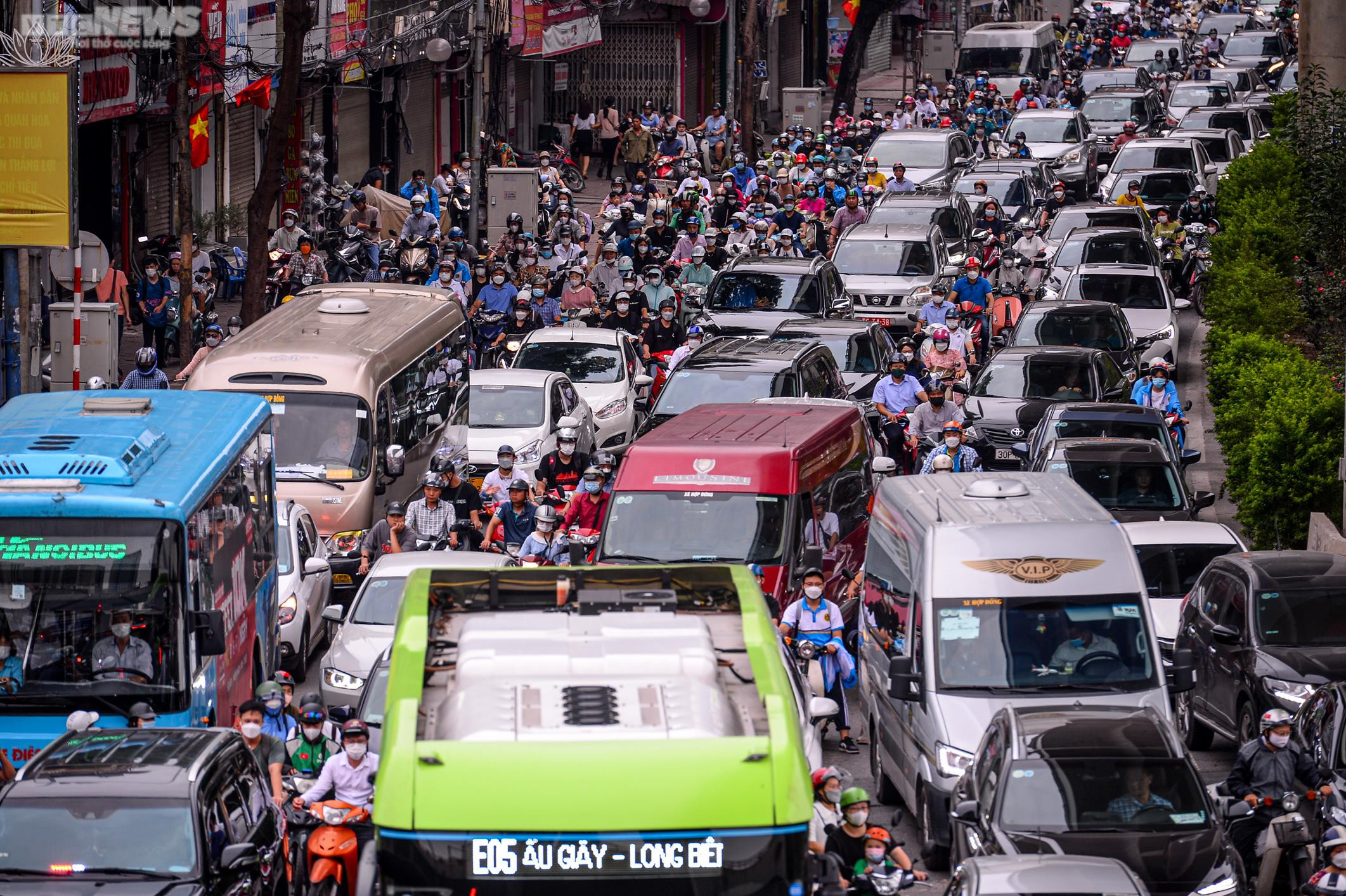 Ảnh: Hà Nội kẹt cứng nhiều tuyến đường ngày đầu đi làm sau nghỉ lễ - 5