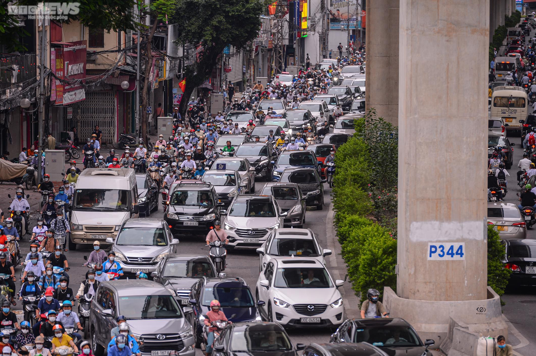 Ảnh: Hà Nội kẹt cứng nhiều tuyến đường ngày đầu đi làm sau nghỉ lễ - 4