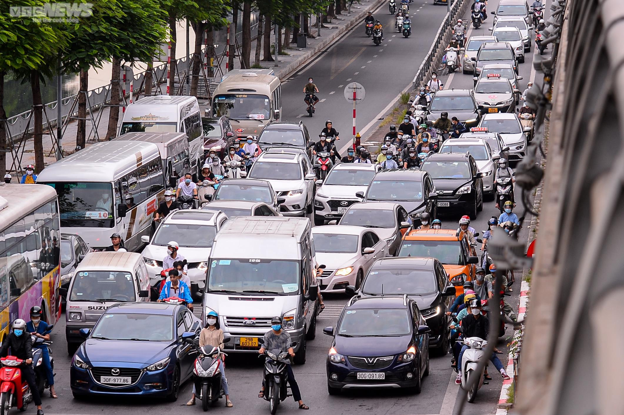 Ảnh: Hà Nội kẹt cứng nhiều tuyến đường ngày đầu đi làm sau nghỉ lễ - 12