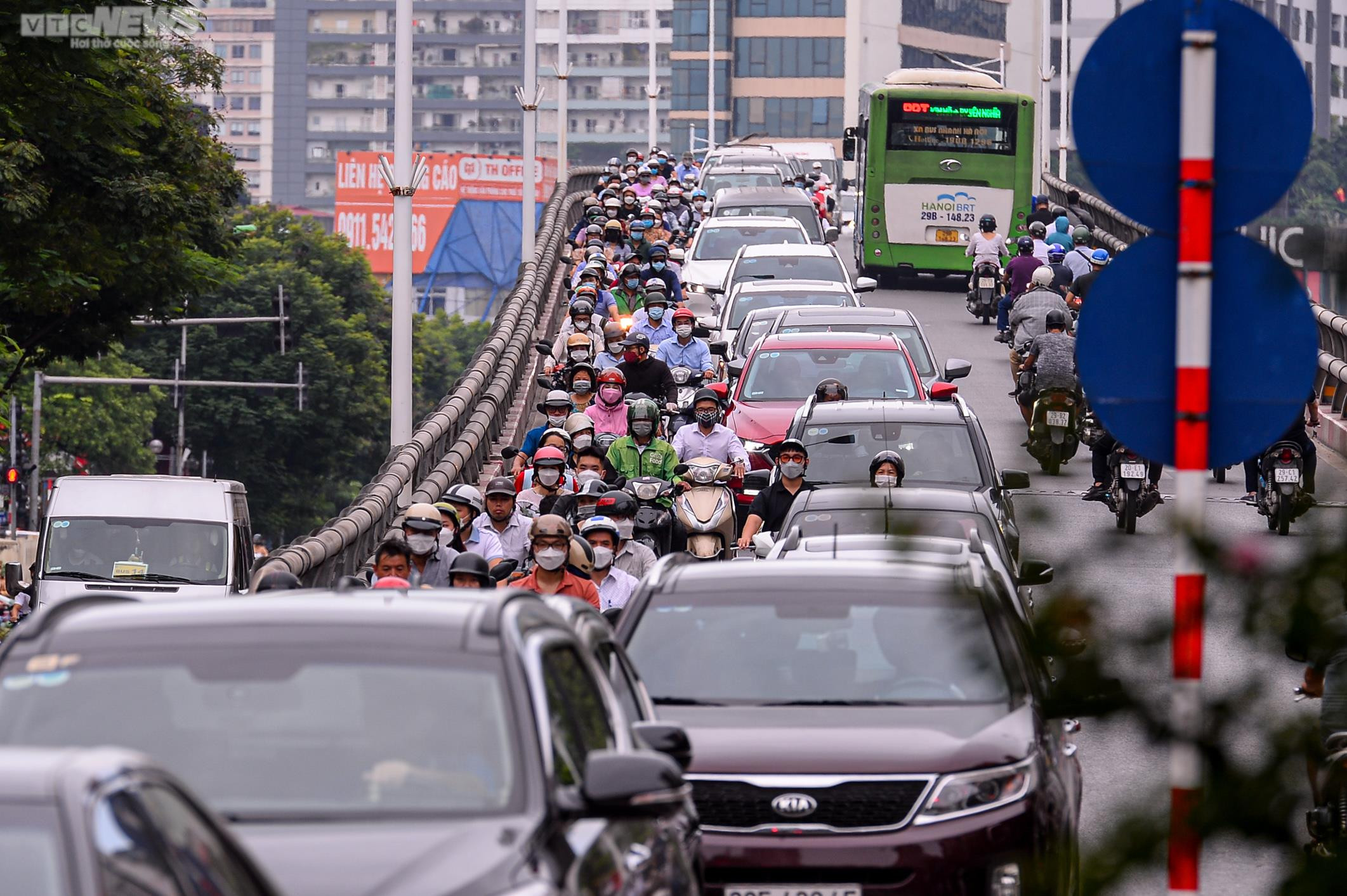 Ảnh: Hà Nội kẹt cứng nhiều tuyến đường ngày đầu đi làm sau nghỉ lễ - 11