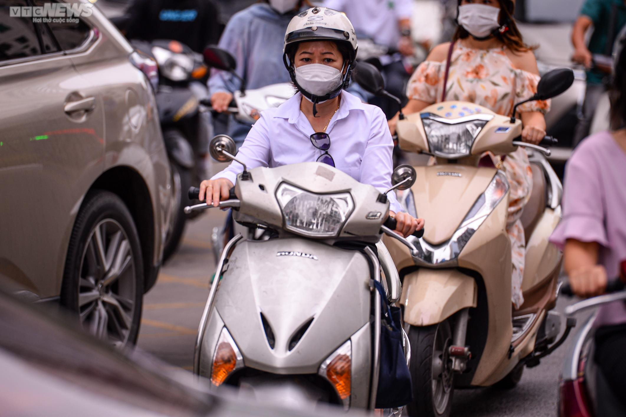 Ảnh: Hà Nội kẹt cứng nhiều tuyến đường ngày đầu đi làm sau nghỉ lễ - 8