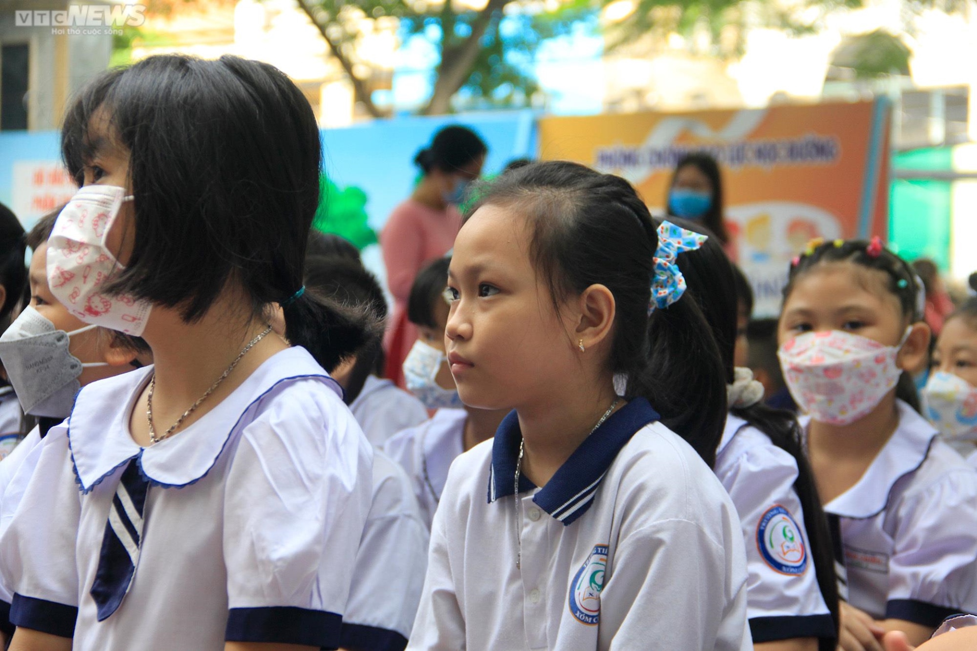 Ngày khai giảng của hai anh em mồ côi cha vì COVID-19 - 2