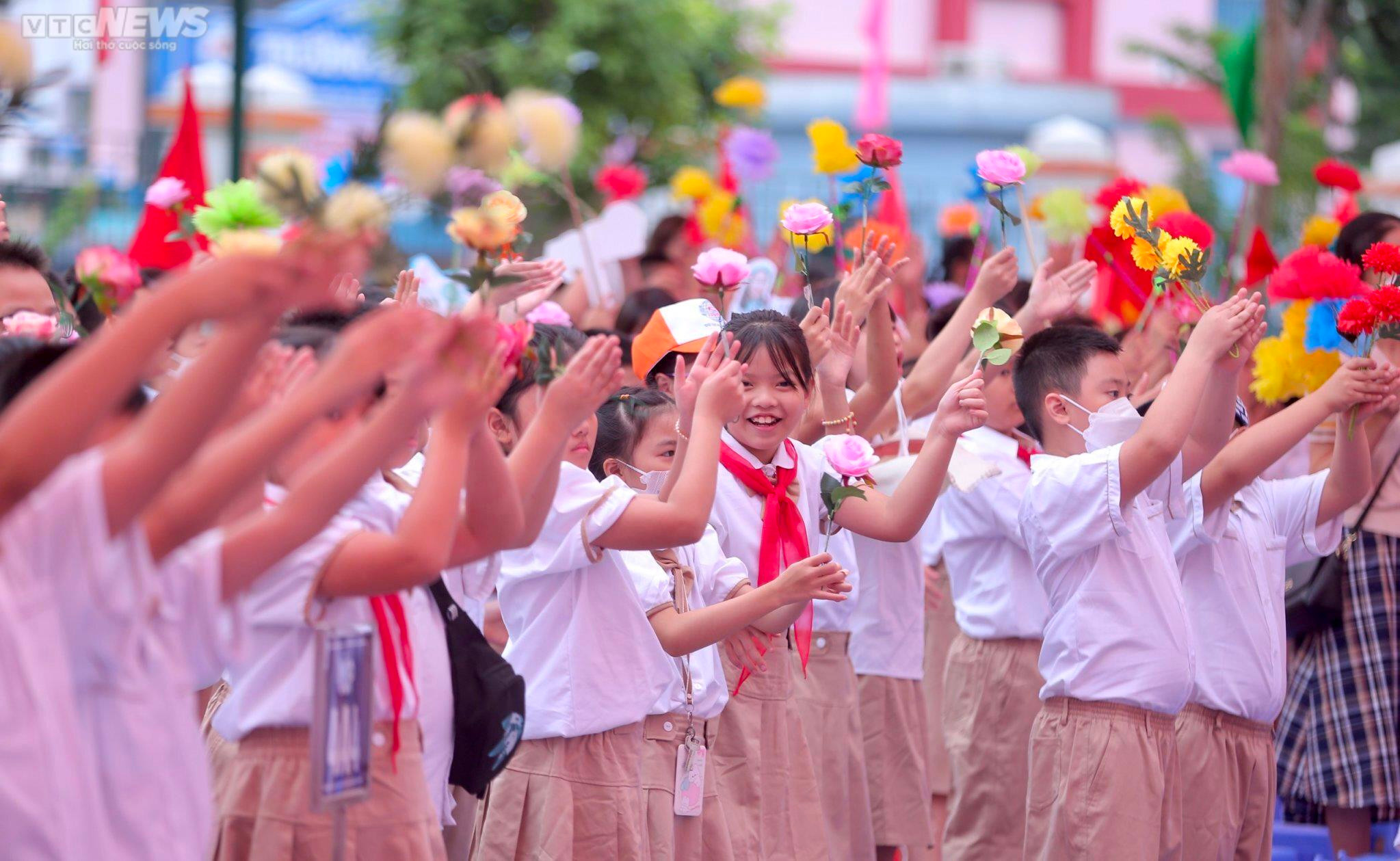 Khoảnh khắc ngộ nghĩnh, đáng yêu của trẻ ngày đầu đến trường - 1