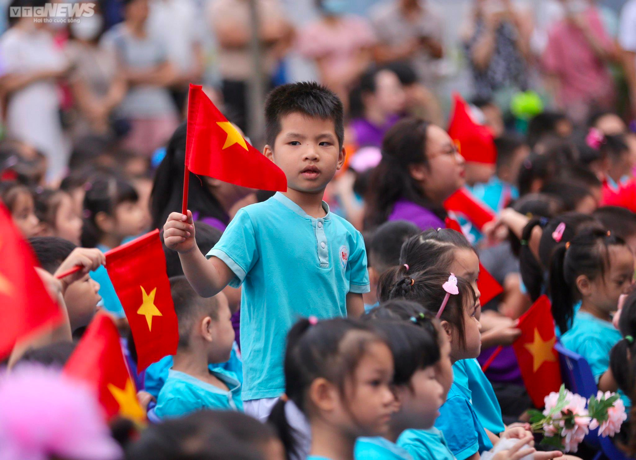 Khoảnh khắc ngộ nghĩnh, đáng yêu của trẻ ngày đầu đến trường - 6