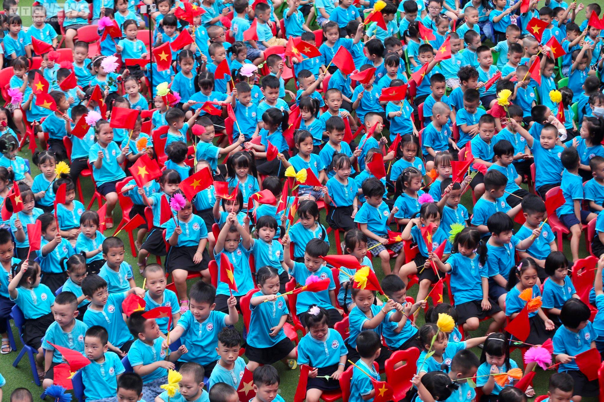 Khoảnh khắc ngộ nghĩnh, đáng yêu của trẻ ngày đầu đến trường - 8