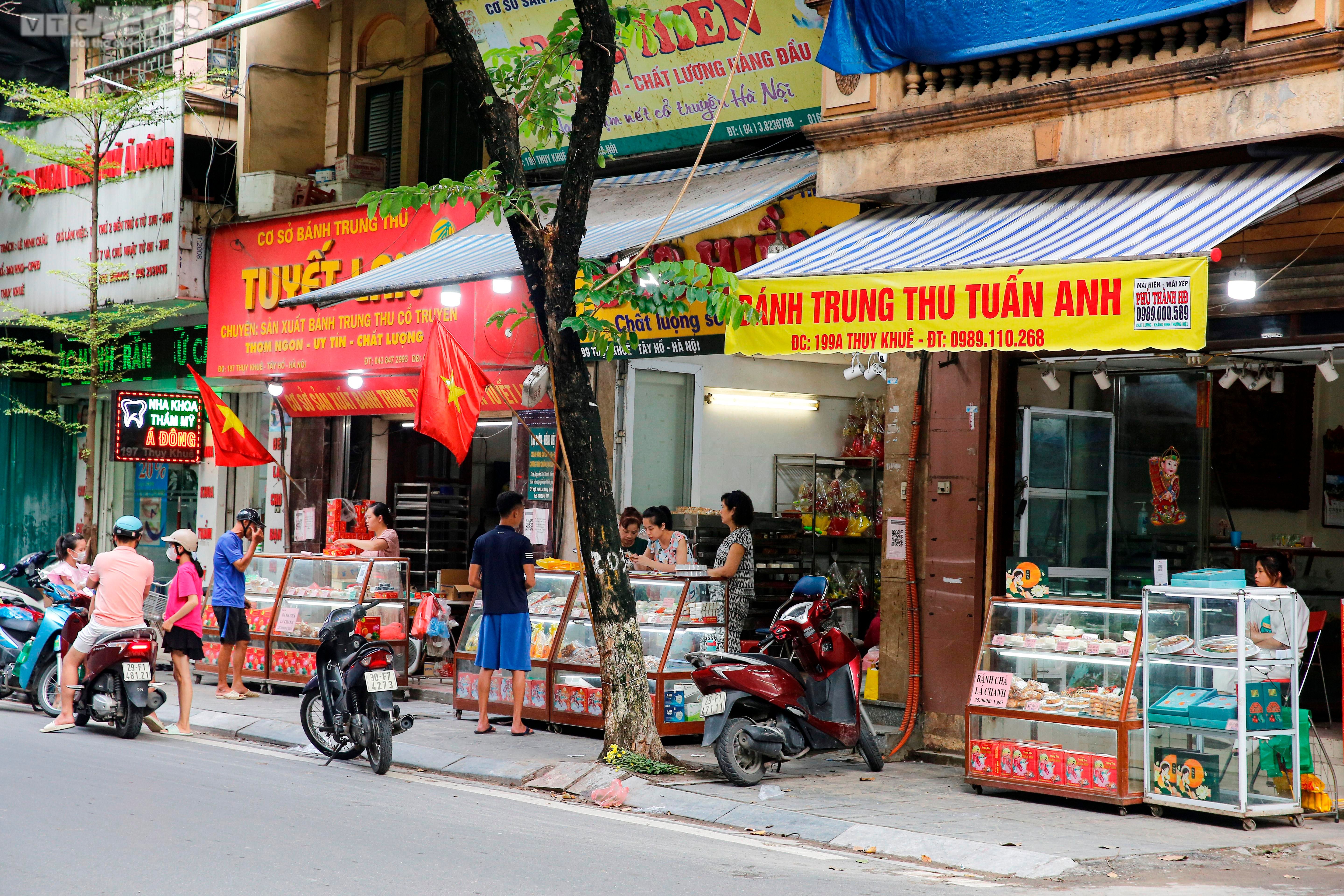 Hà Nội: Người dân xếp hàng xuyên trưa chờ mua bánh Trung thu truyền thống - 16